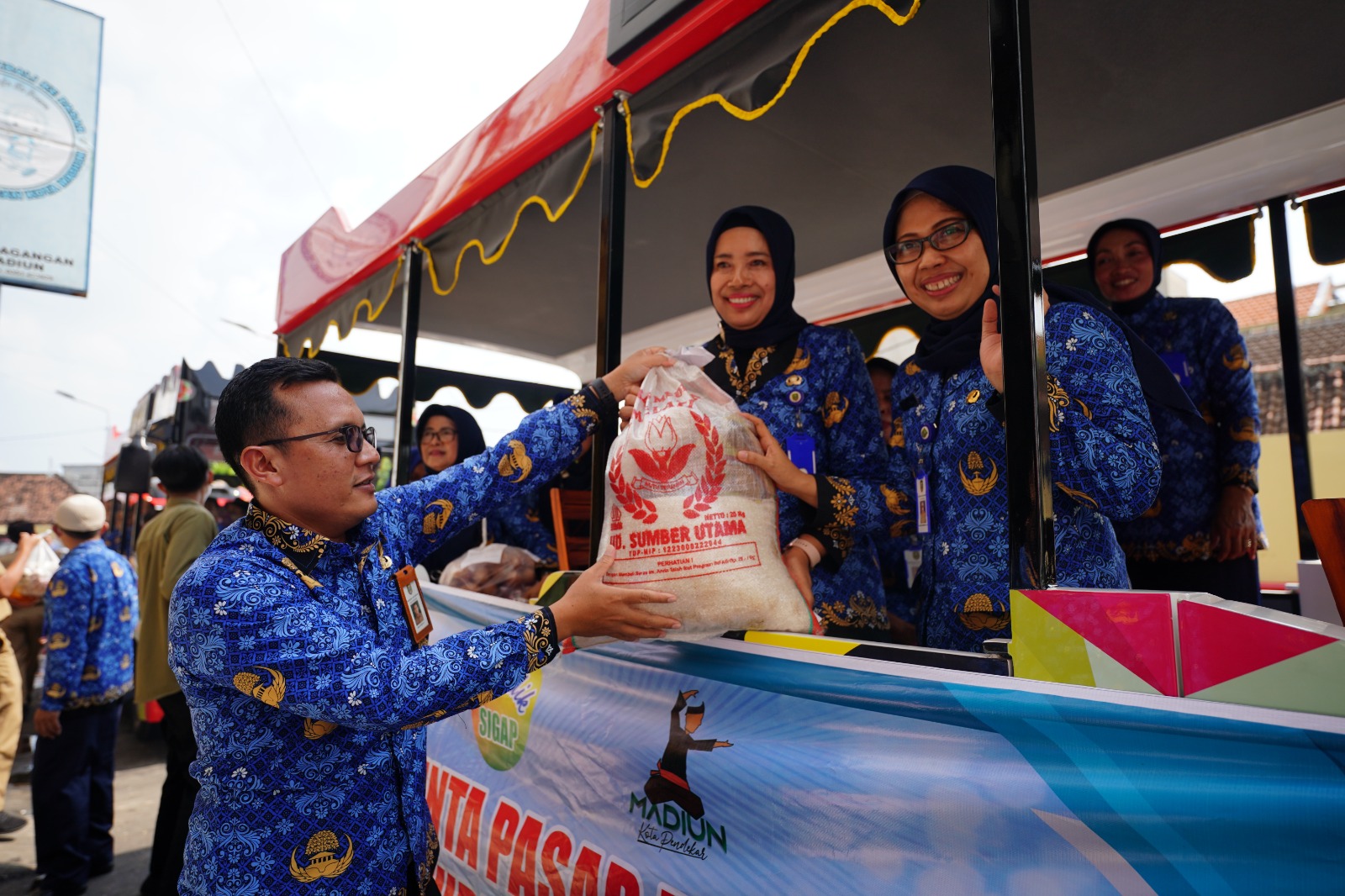 Foto 6 dari 10: Pemkot Madiun Sosialisasikan Belanja Drive Thru Di PBM