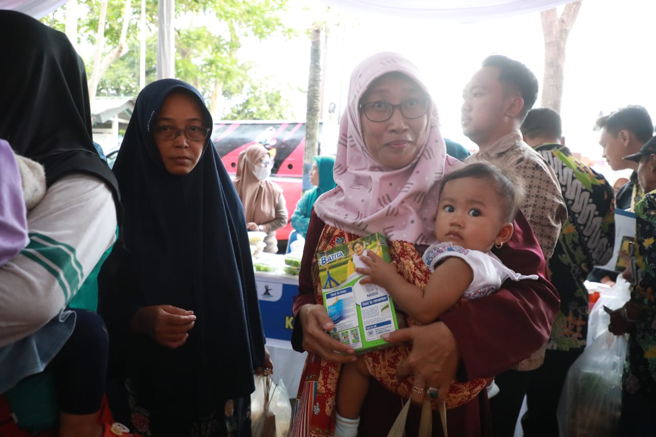 Foto 13 dari 13: Buka Bazar Ramadan Kecamatan Manguharjo, Wali Kota: Ramadan Semua Harus Bahagia