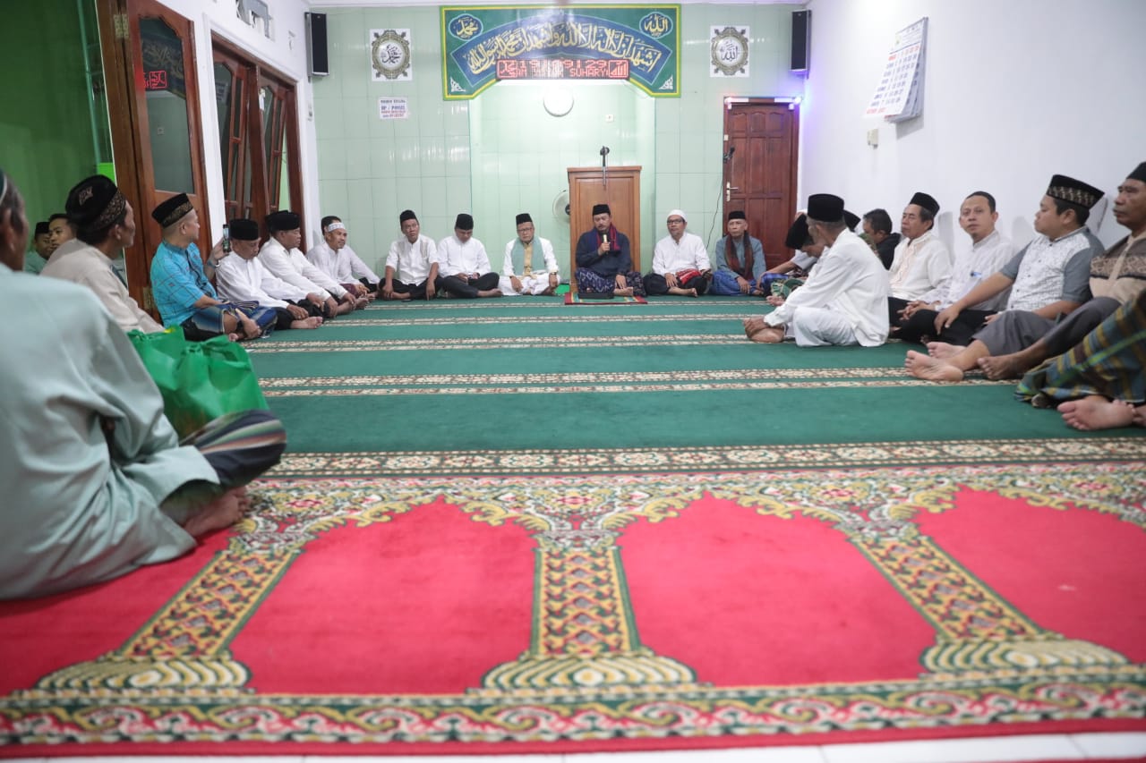 Foto 9 dari 15: Masjid Suhud Rohman Dapat Bantuan Rp 25 Juta, Jamaah Juga dapat Bantuan Sembako, Minyak, dan Santunan