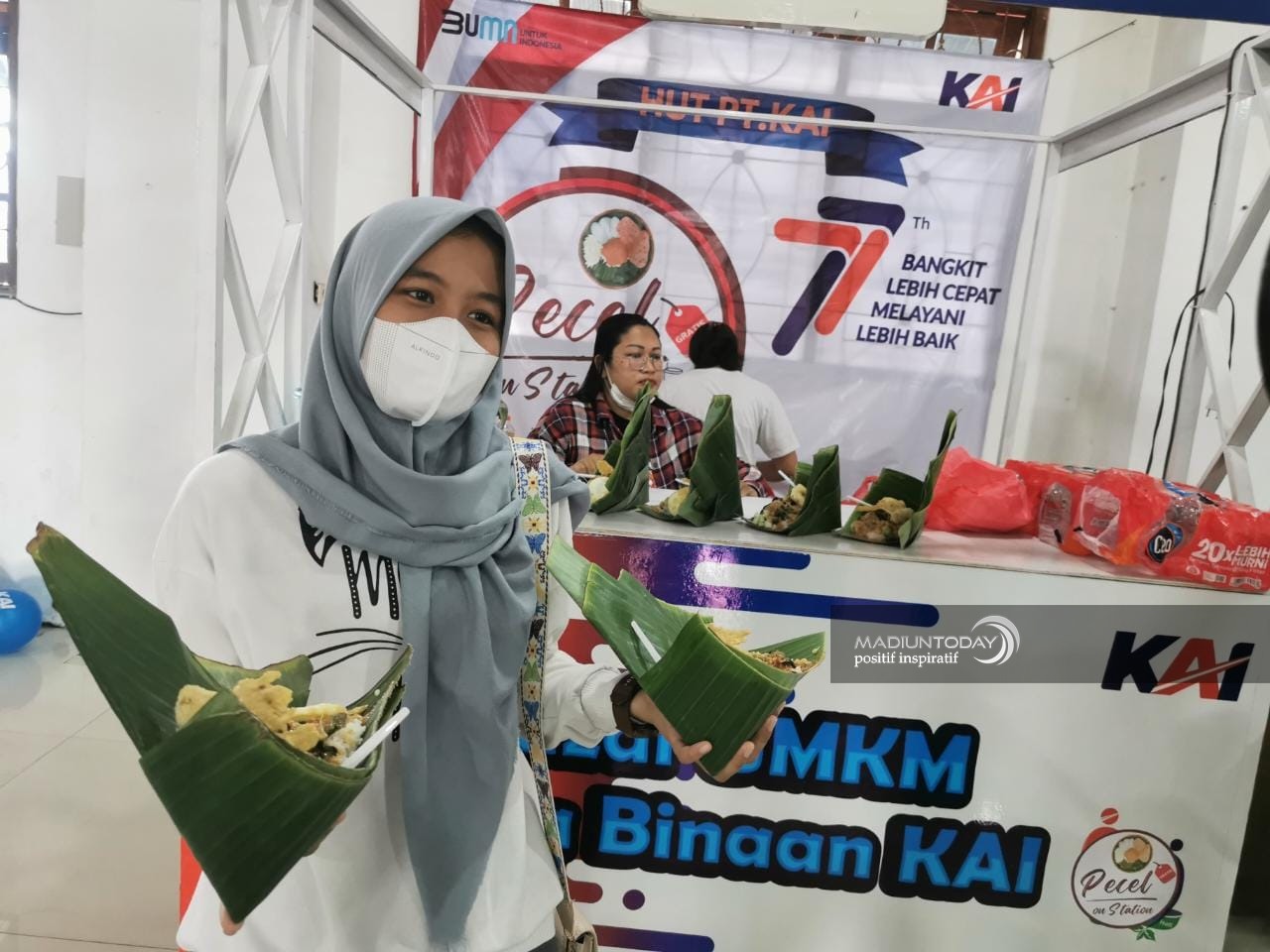 Foto 1 dari 3: Berbagi Kebahagiaan, KAI Sediakan Nasi Pecel Gratis Bagi Pelanggan