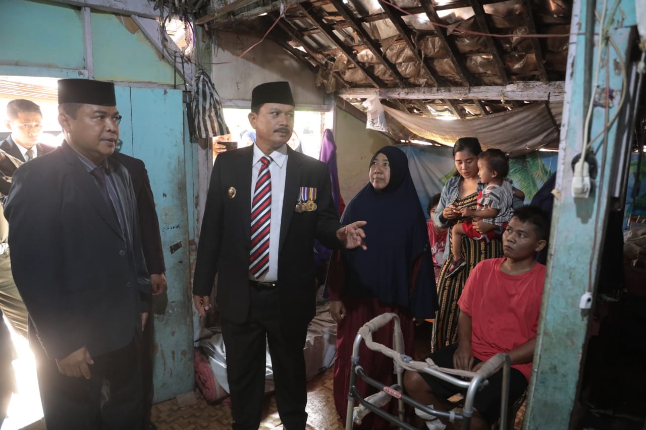 Foto 2 dari 6: Bantu Warga Korban Kecelakaan, Wali Kota Salurkan Kursi Roda