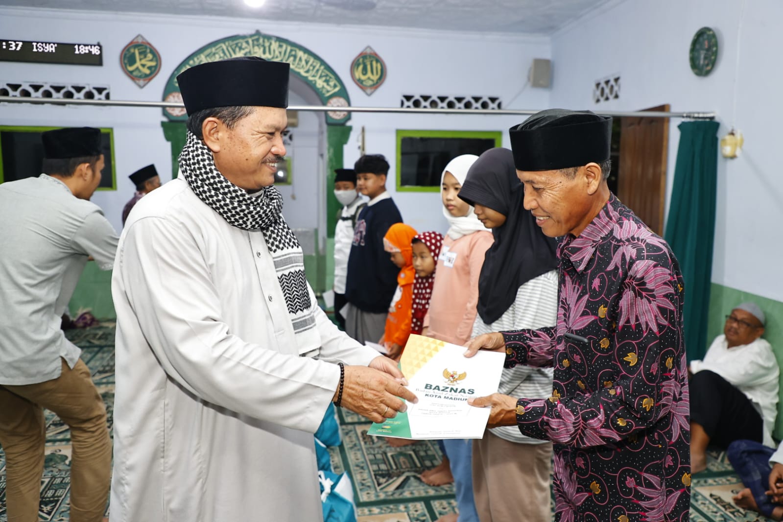 Foto 8 dari 10: Ibadah Sembari Serap Aspirasi, Wali Kota Ikuti Tarawih Bersama Warga Di Musala Jannatul Firdaus