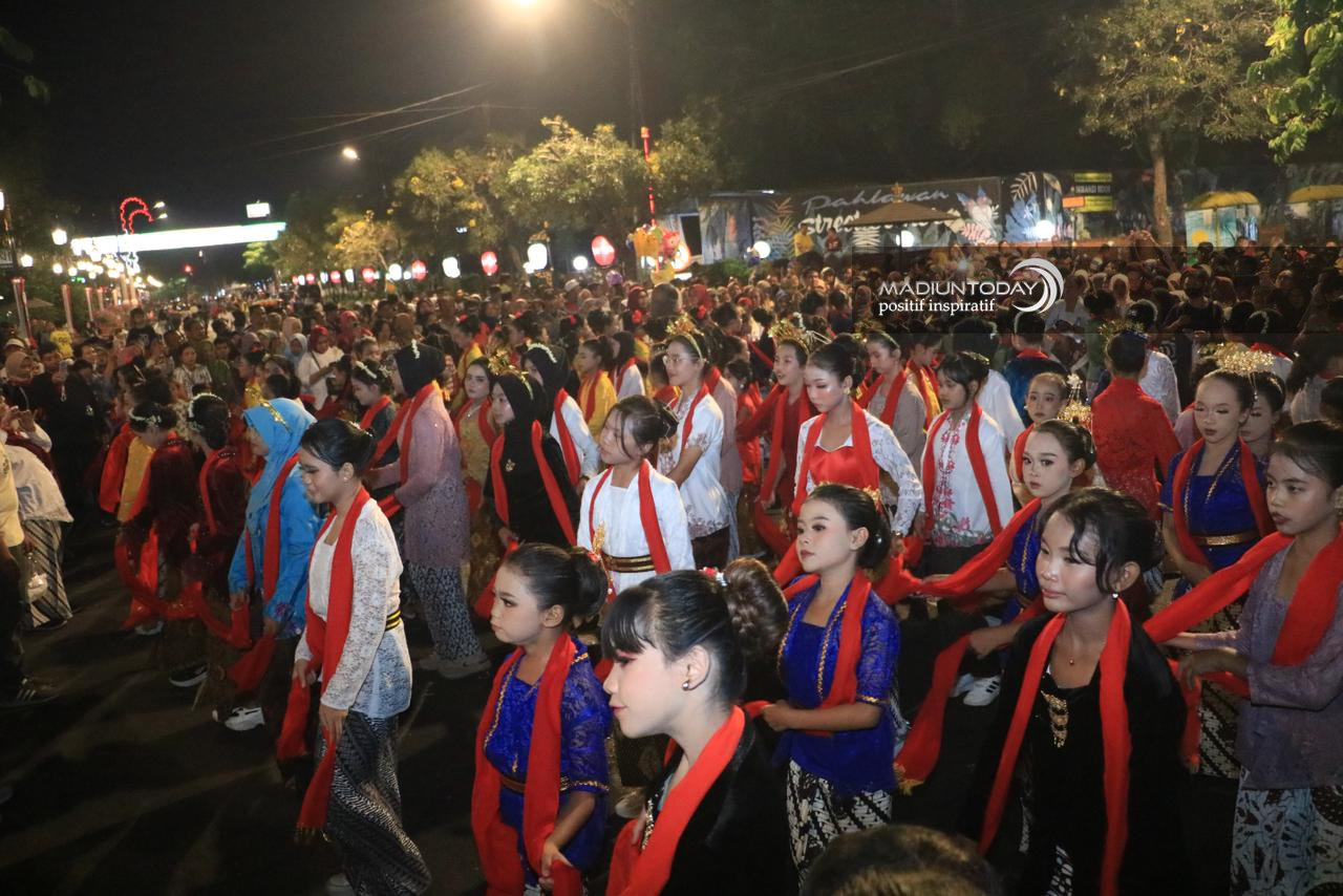 Foto 29 dari 29: 5.000 Peserta Madiun Menari Ukir Sejarah Kota, Sekaligus Jadi Bukti Cinta Masyarakat Untuk Daerahnya