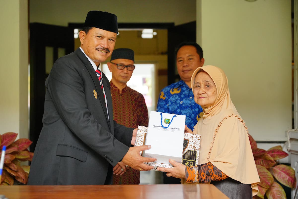 Foto 6 dari 9: Terima Wakaf Tanah Makam Keluarga Tri Rejeki, Wali Kota Sampaikan Terima Kasih dan Apresiasi