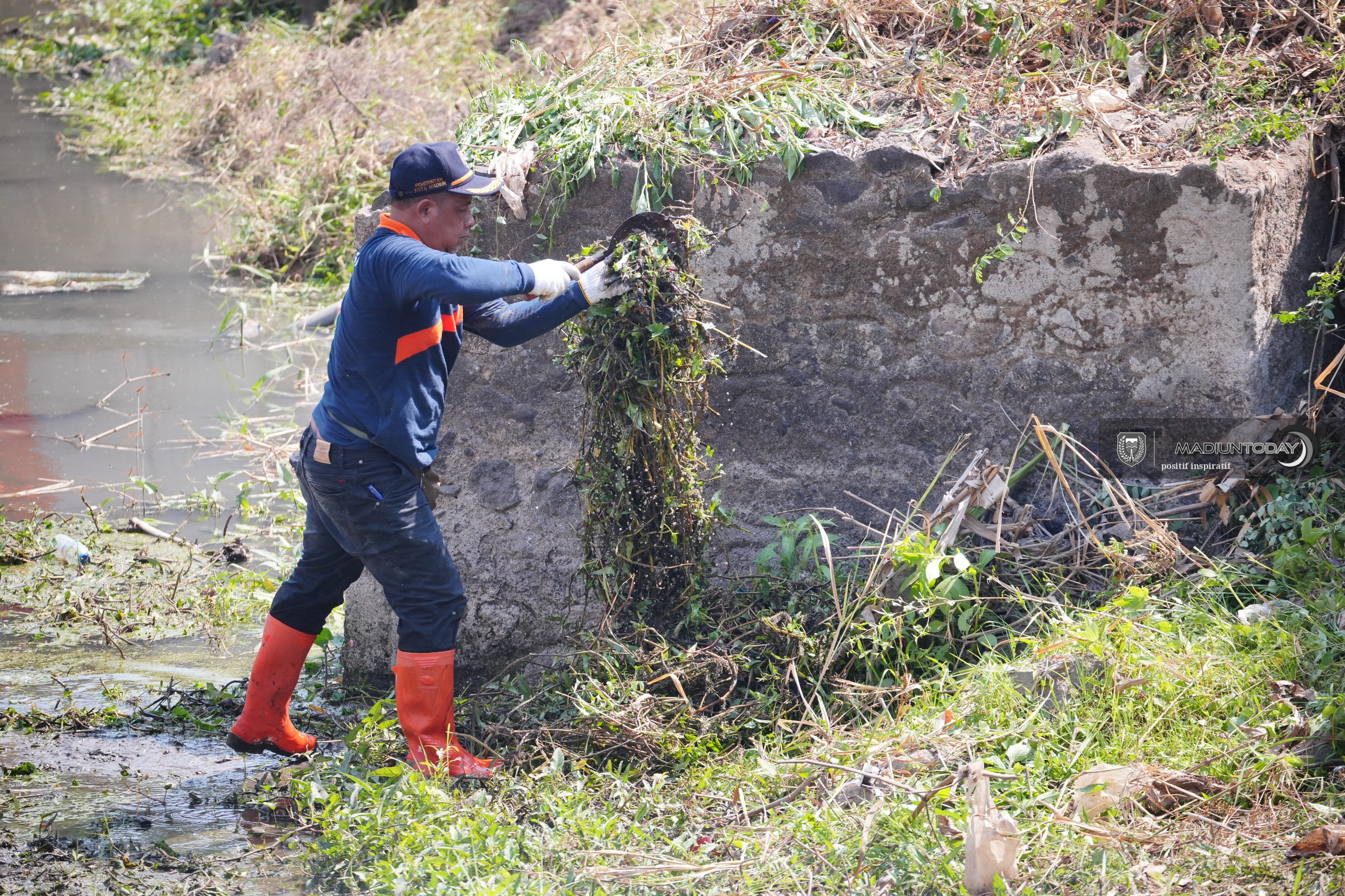 Foto 11 dari 12: Antisipasi Hujan Deras, Tim Gabungan Bersihkan 9 Sungai Rawan Banjir di Madiun