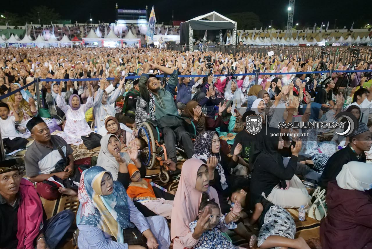 Foto 27 dari 29: Belasan Ribu Jamaah Larut dalam Pengajian Gus Iqdam, Pesan Amanah Menggema di Stadion Wilis