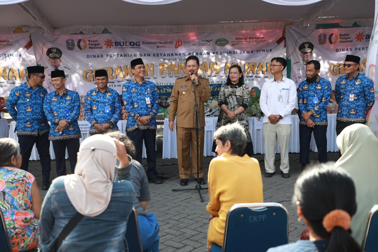 Foto 5 dari 11: Buka GPM Di Stadion, Wali Kota Pastikan Masyarakat Mudah Dapatkan Sembako Murah