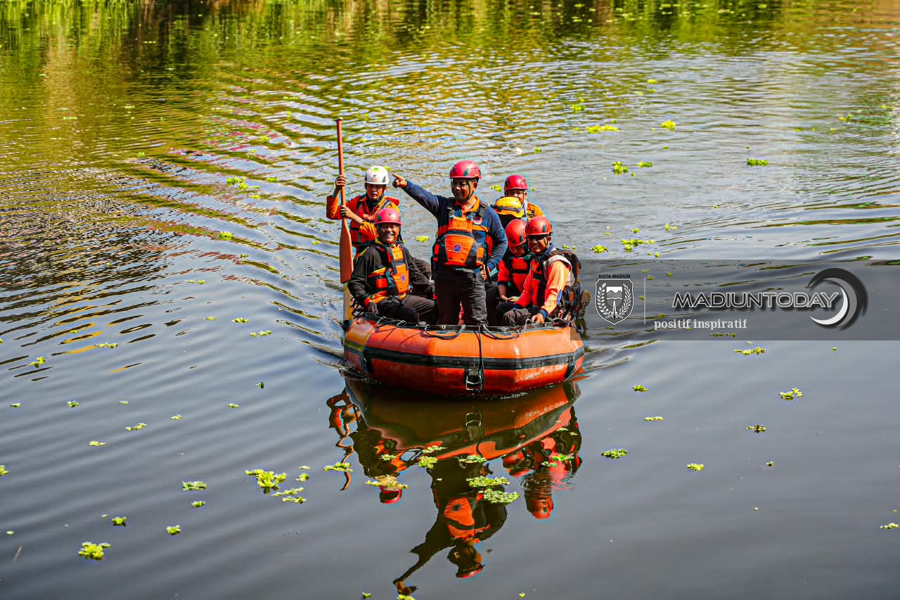 Foto 16 dari 19: Mendayungpun Ada Aturannya, Serunya Pelatihan Water Rescue di Kali Bantaran