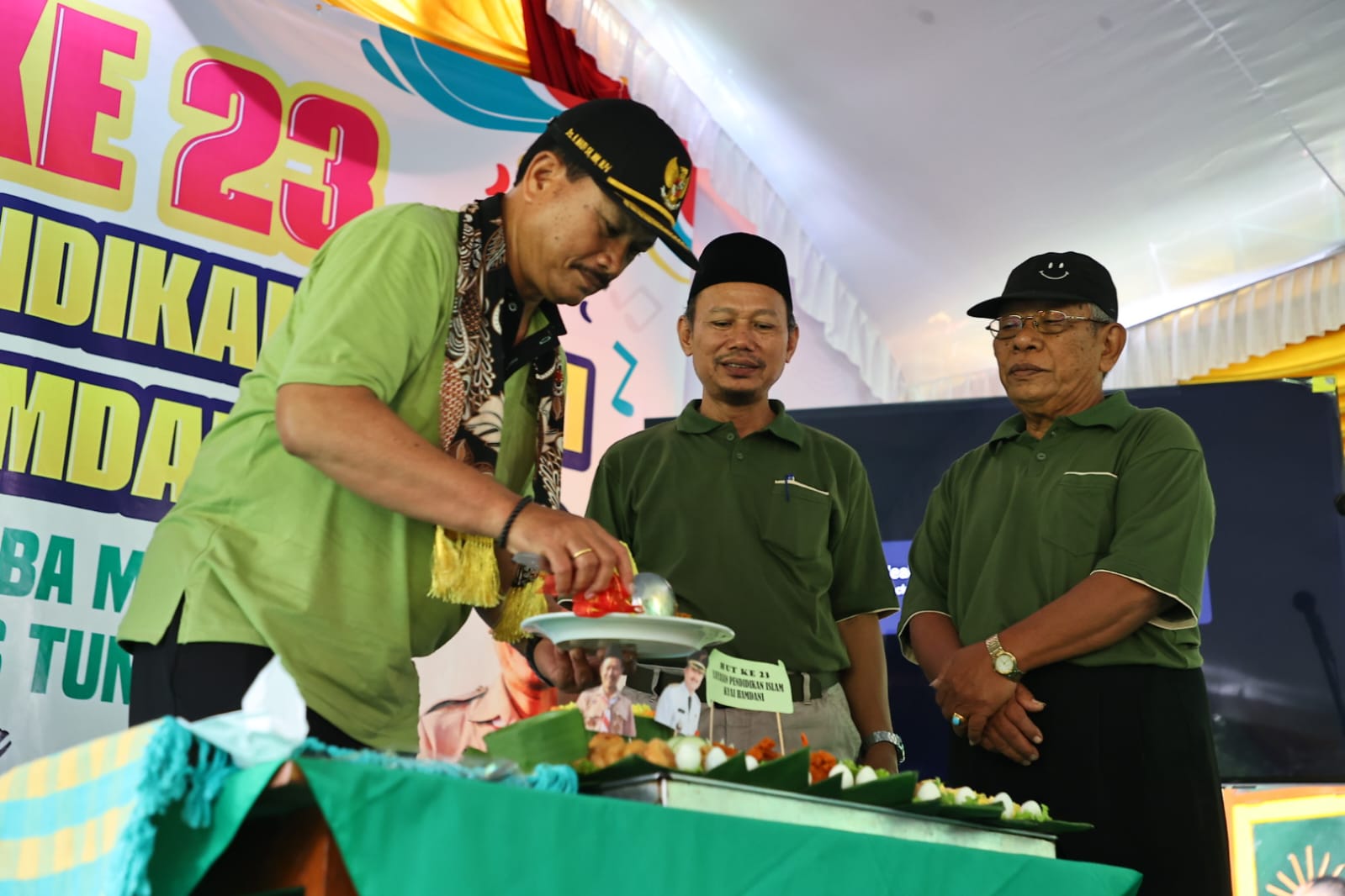 Foto 1 dari 8: Hadiri Pembukaan HUT ke-23 Yayasan Pendidikan Islam Kyai Hamdani, Wali Kota Turut Bagi Hadiah dan Susu Sntuk Siswa-Siswi