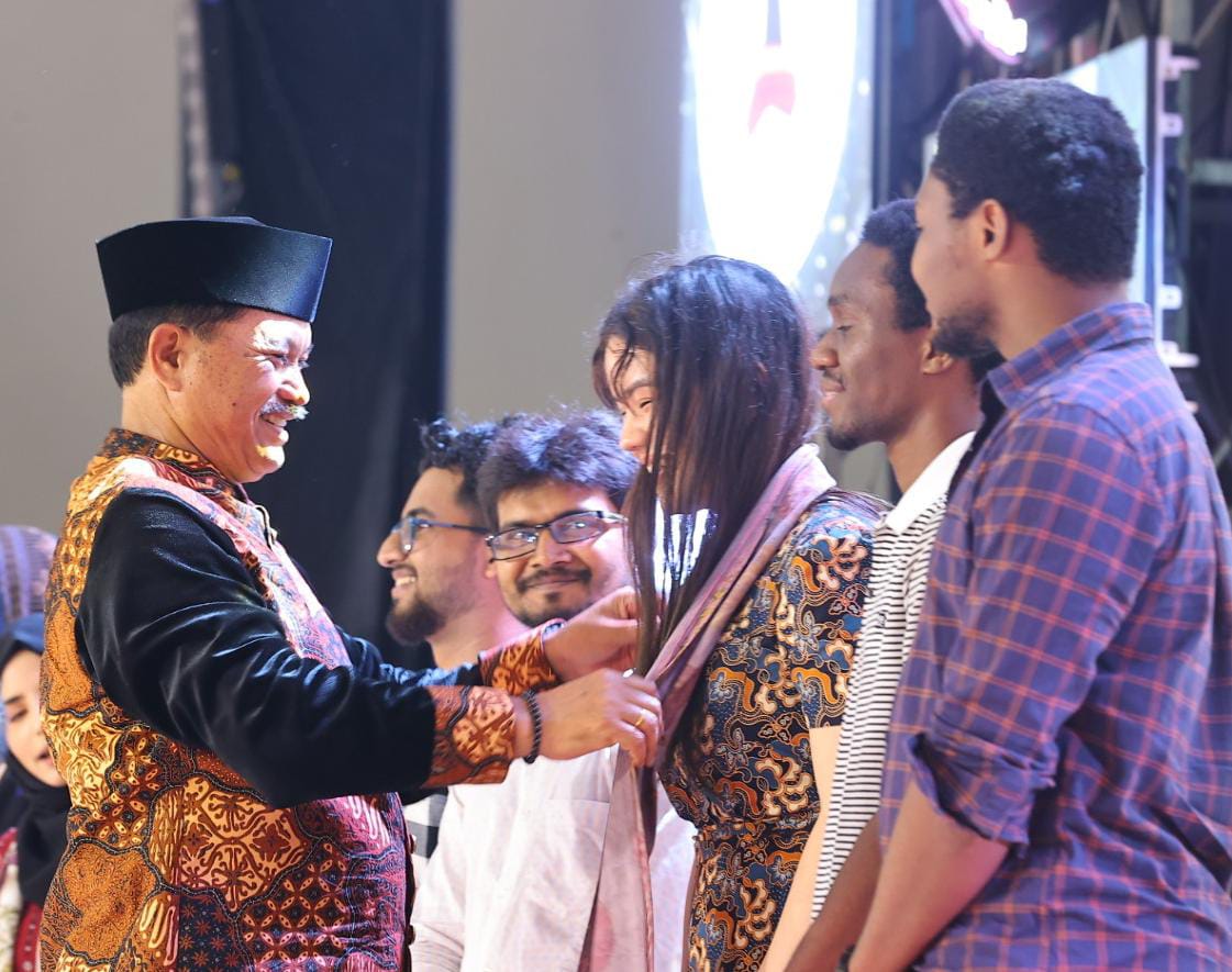 Foto 2 dari 5: Tak Hanya Putri Indonesia Pariwisata, Grandfinal Kakang-Mbakyu Juga Dihadiri Mahasiswa Berbagai Negara