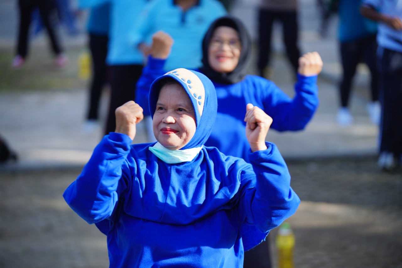 Foto 5 dari 10: Senam Tiga Pilar Kecamatan Manguharjo, Wali Kota Harap Pola Hidup Sehat Jadi Gaya Hidup