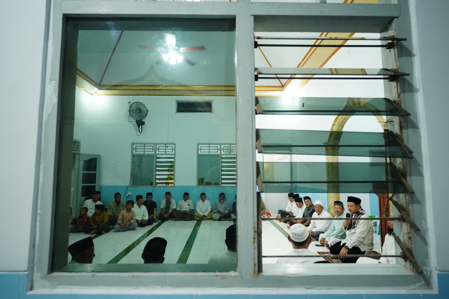 Foto 4 dari 10: Salat Isya di Masjid Miftahul Huda, Wali Kota Ajak Jamaah Bangun Nuansa Religi Jelang Puasa