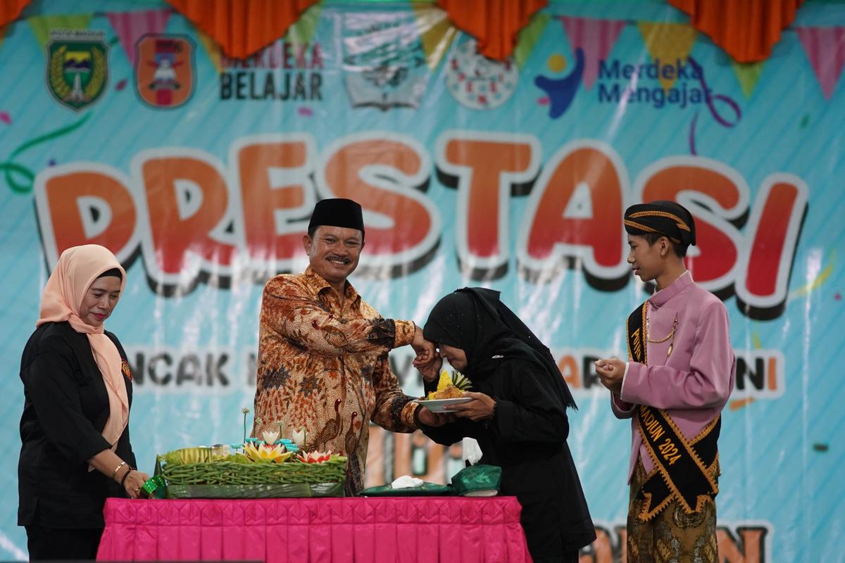 Serahkan Hadiah Pemenang Di Puncak HUT SMPN 6, Wali Kota Pesan Jaga Dan Tingkatkan Prestasi