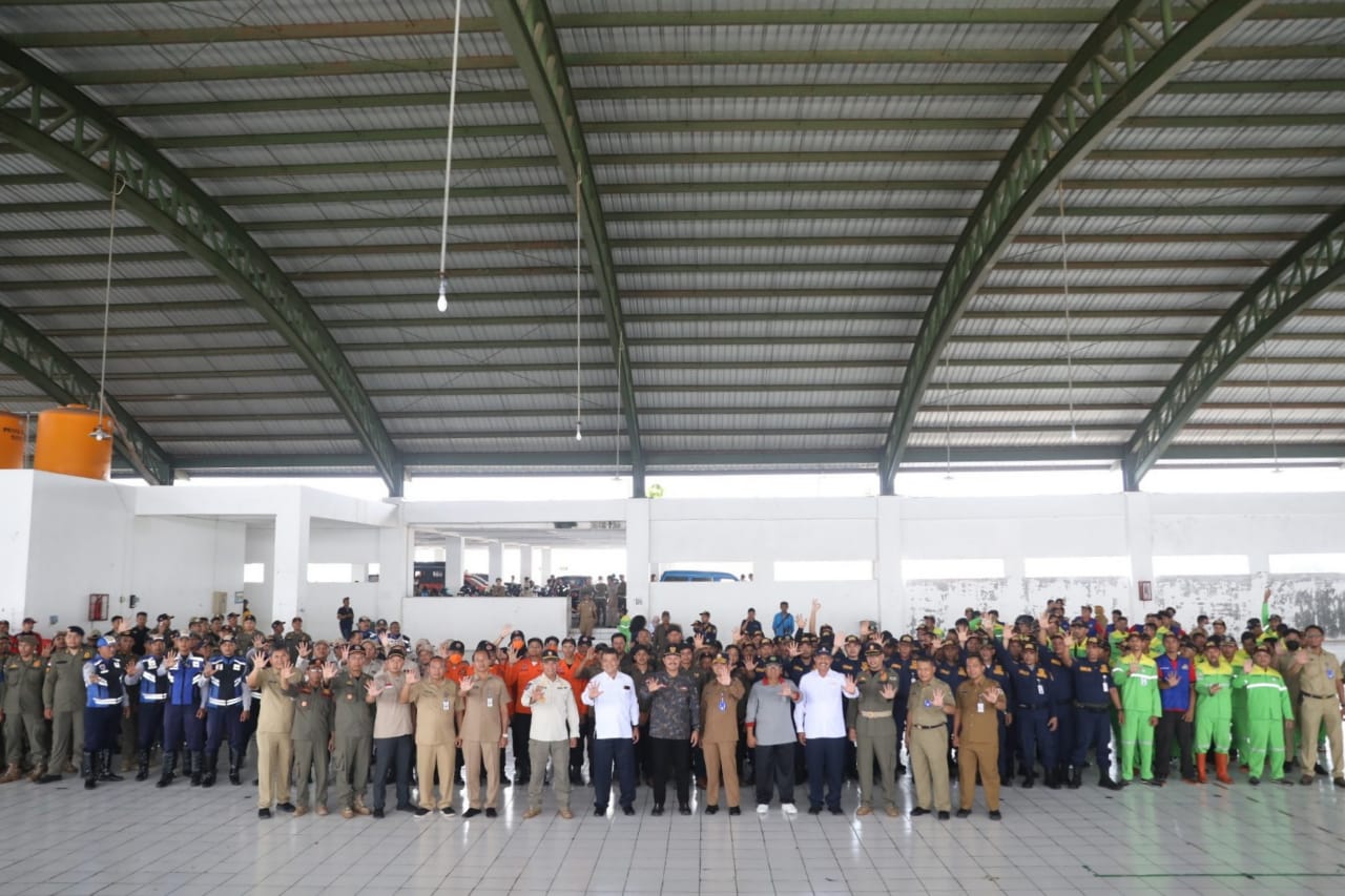Foto 10 dari 11: Pimpin Apel Tim Gabungan Pasar Besar Madiun, Wali Kota Pesan Jaga Ketertiban