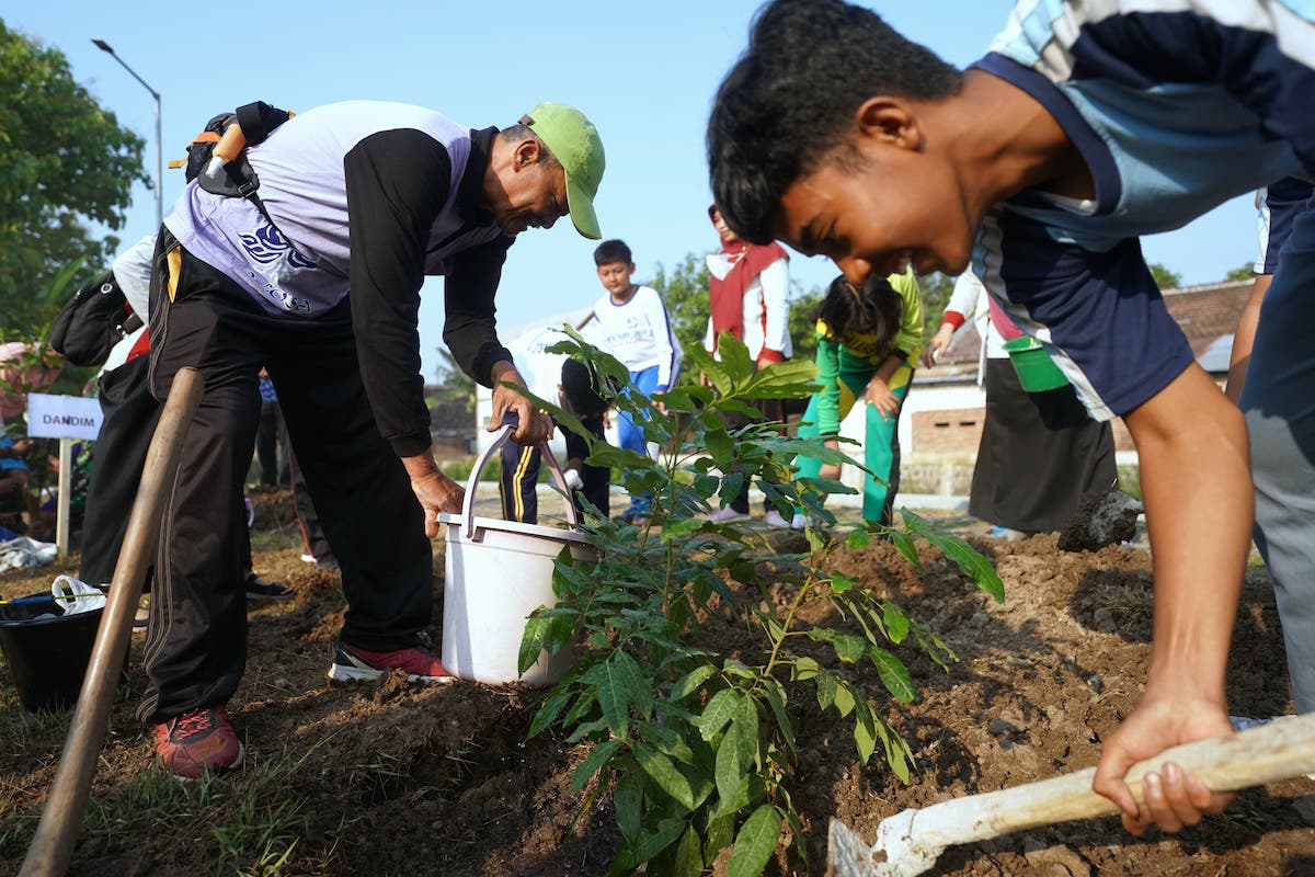 Foto 1 dari 10: Jaga Lingkungan Tetap Asri, Ratusan Pelajar di Kota Madiun Tanam Bibit Pohon