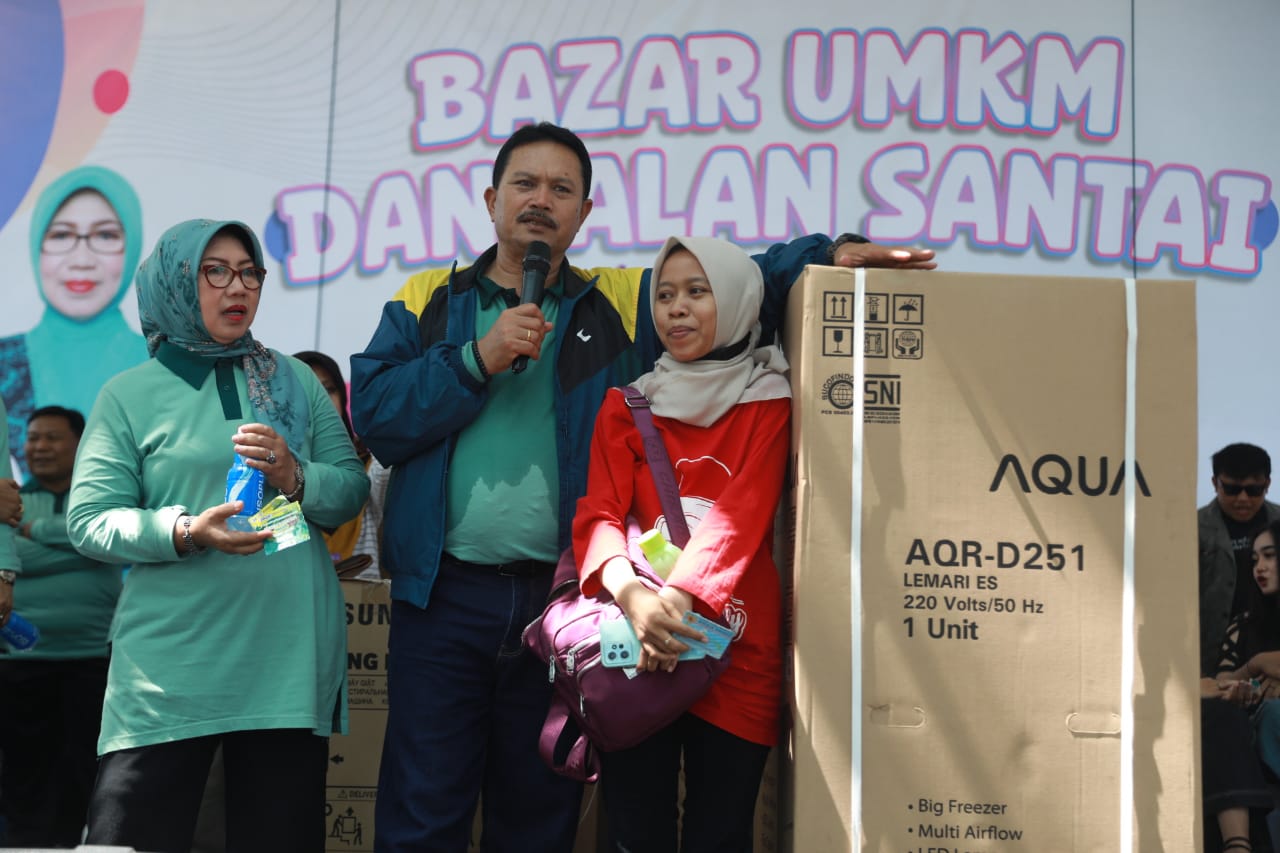 Foto 18 dari 28: Jalan Santai Bersama Warga Taman, Wali Kota : Perayaan Ini Untuk Masyarakat
