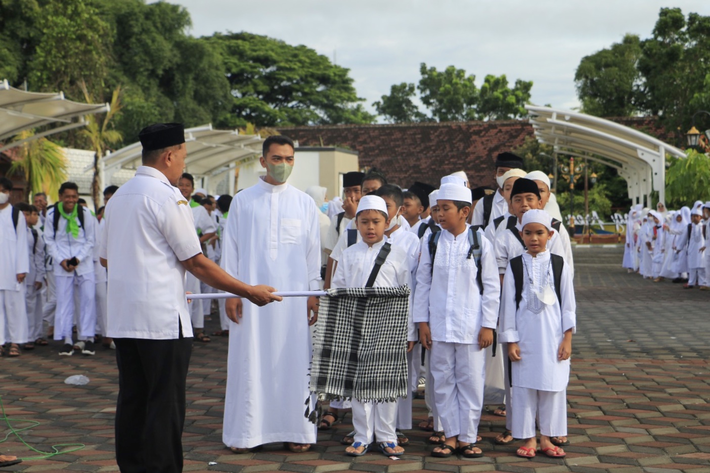 Foto 2 dari 6: Bekali Ilmu Agama, Siswa SD Ikuti Manasik Umroh di PRC