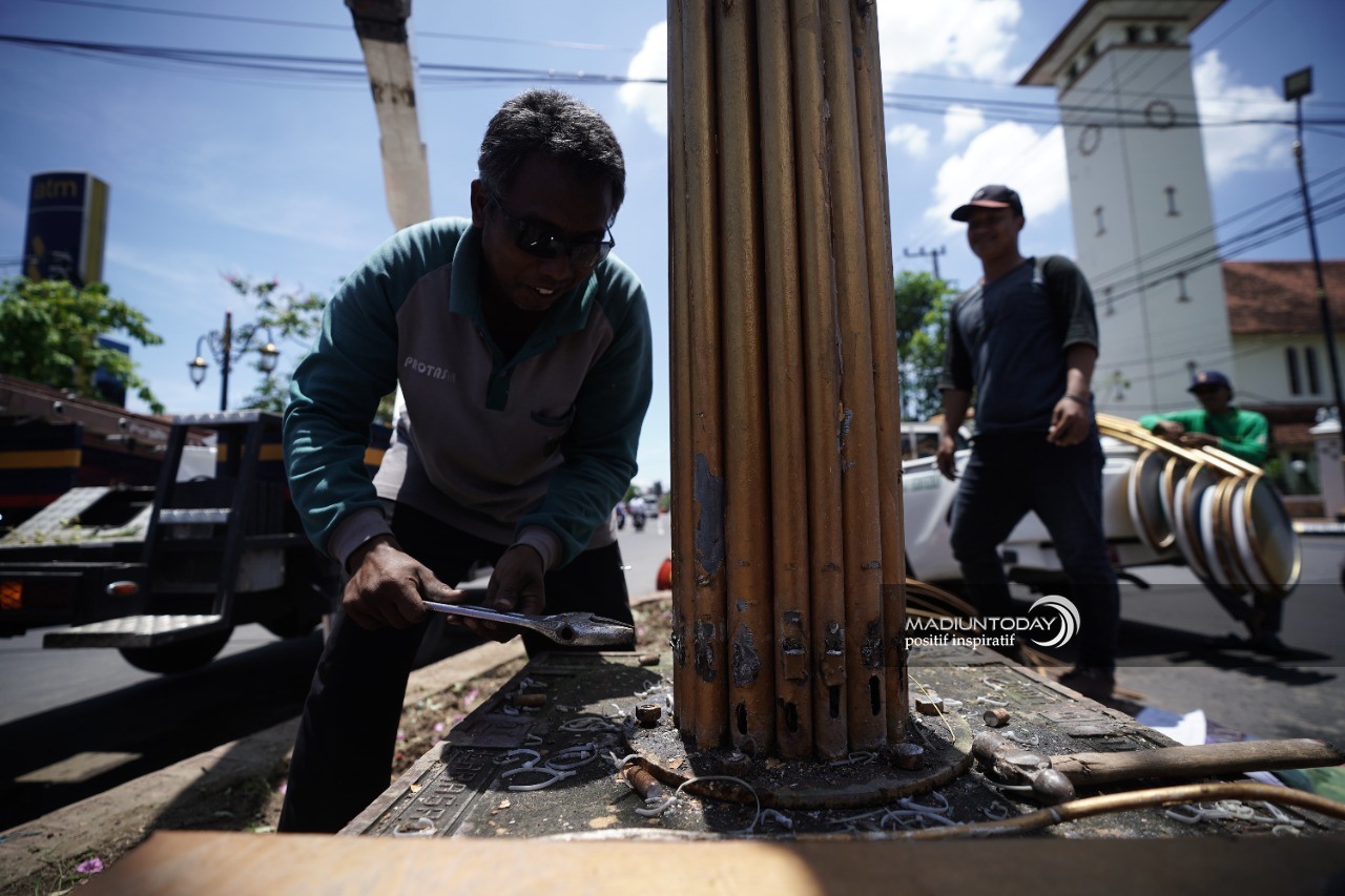 Foto 5 dari 7: Patung Pecel PSC Bersolek, Pemkot Ubah Bagian Planter dan Aksesoris Pendukungnya
