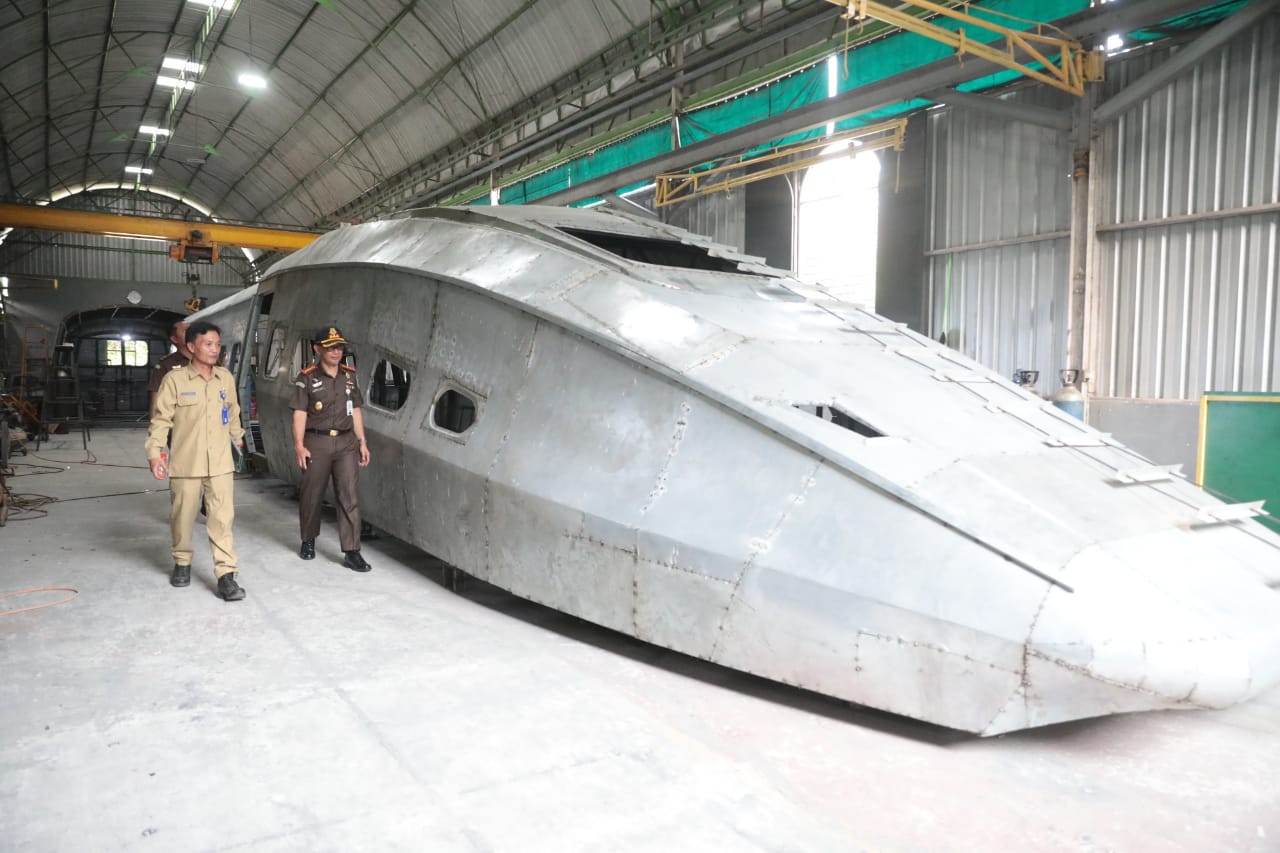 Foto 1 dari 10: Pastikan Pembuatan Replika Kereta Cepat Sesuai Jadwal, PUPR-TPH Sambangi Bengkel Pembuatan di Saradan