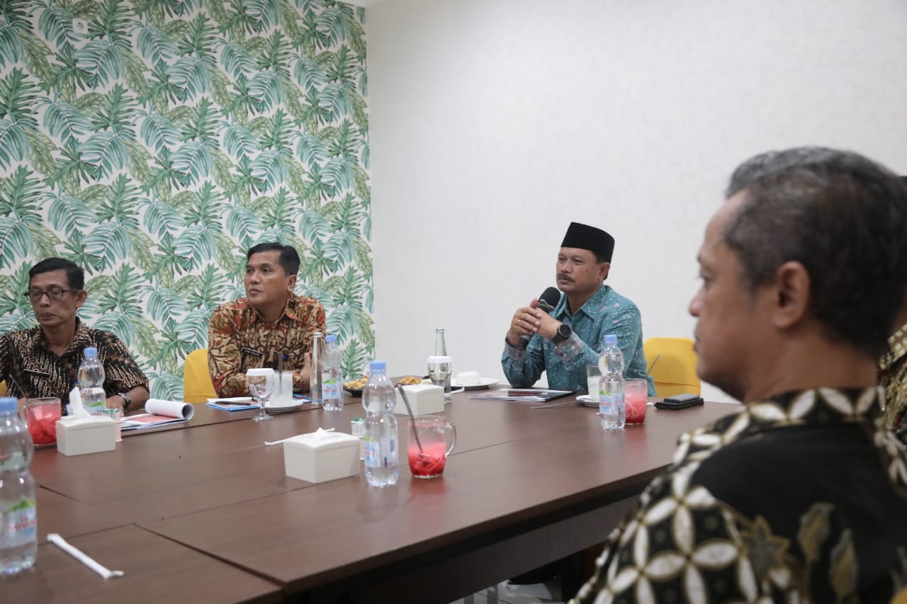 Foto 2 dari 10: Pimpin Rapat Pembangunan RTH Kota Madiun, Wali Kota Imbau Rekanan Bekerja Optimal