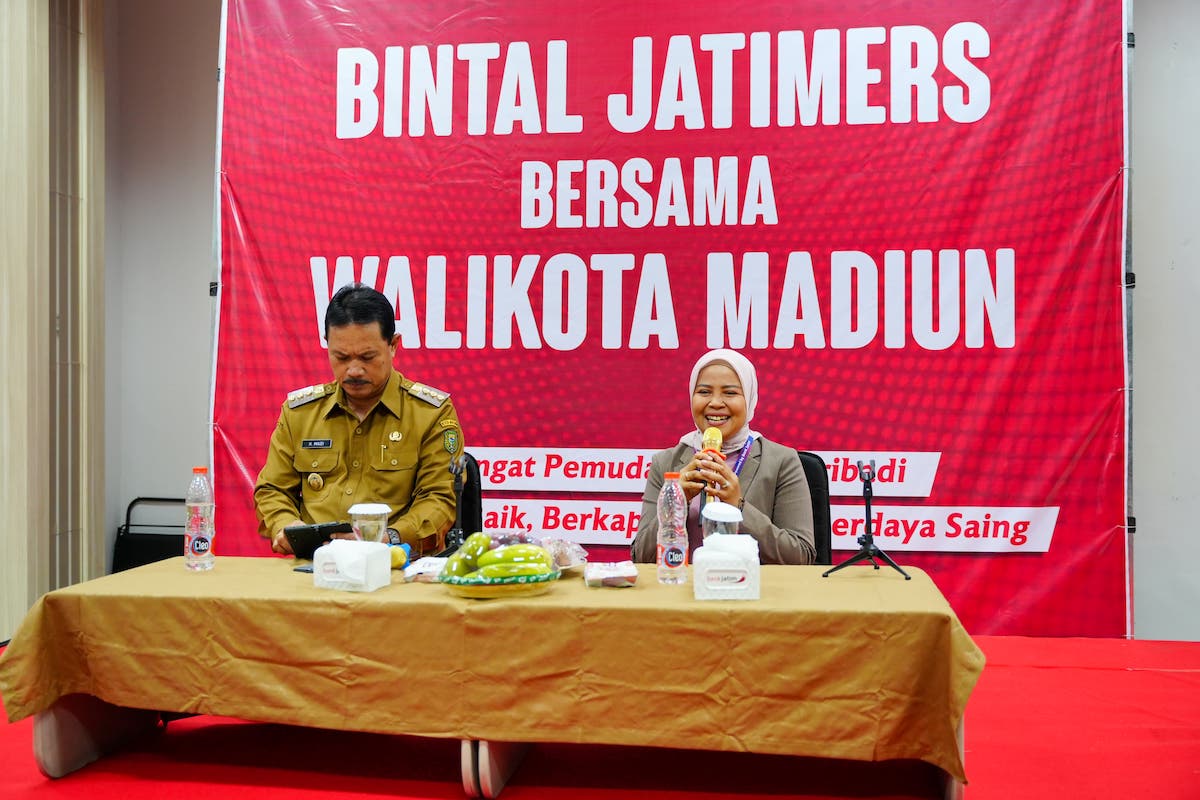 Foto utama berita: Beri Motivasi Karyawan Bank Jatim, Wali Kota: Harus Mengedepankan Hasil Kerja Bukan Jam Kerja