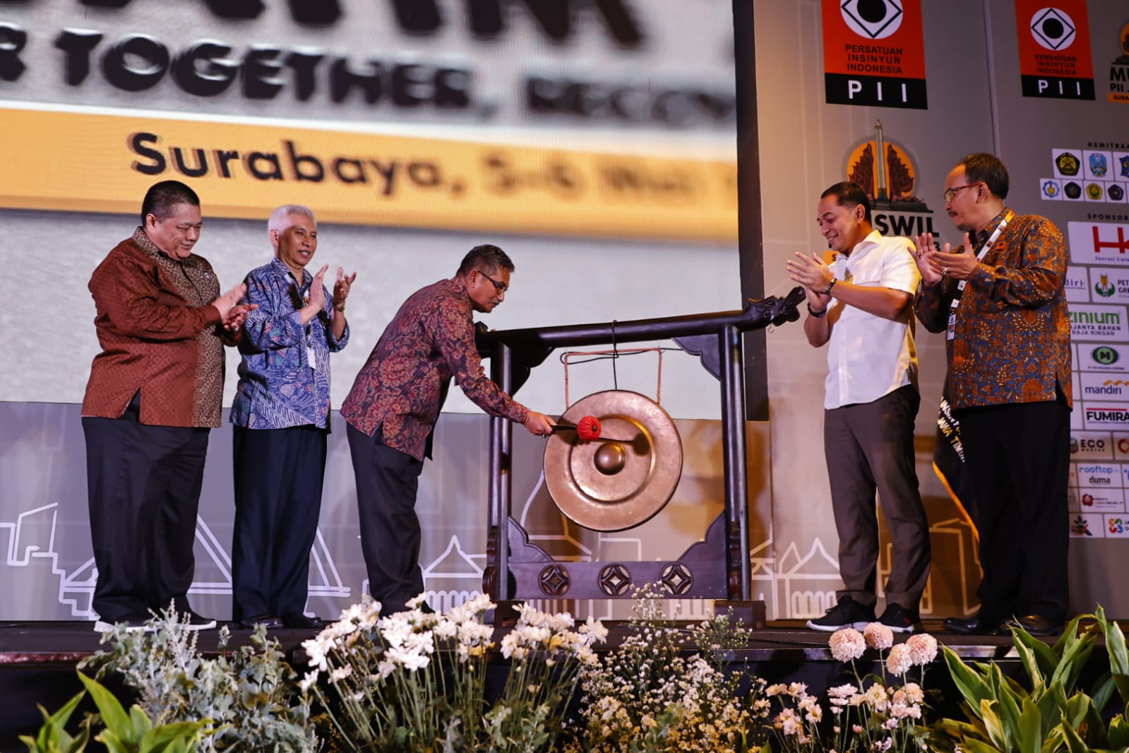 Foto 3 dari 6: Dinilai Sukses Gerakkan Pembangunan Daerah, Wali Kota Raih Penghargaan Tokoh Inovator Keinsinyuran Dari PII Jatim