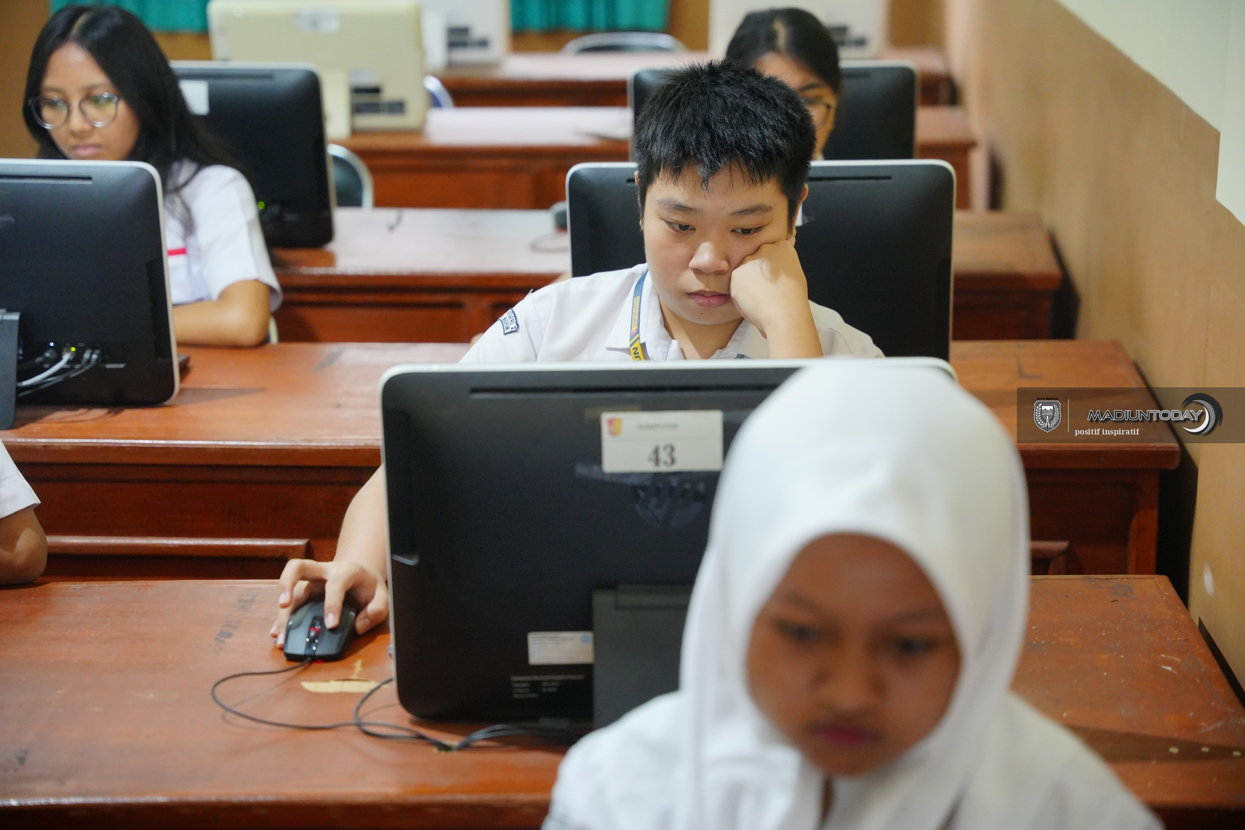 Foto 2 dari 6: Ribuan Siswa SMA/SMK Kota Madiun Ikuti TKA, Ujian Berjalan Lancar Meski Sempat Terkendala Sistem