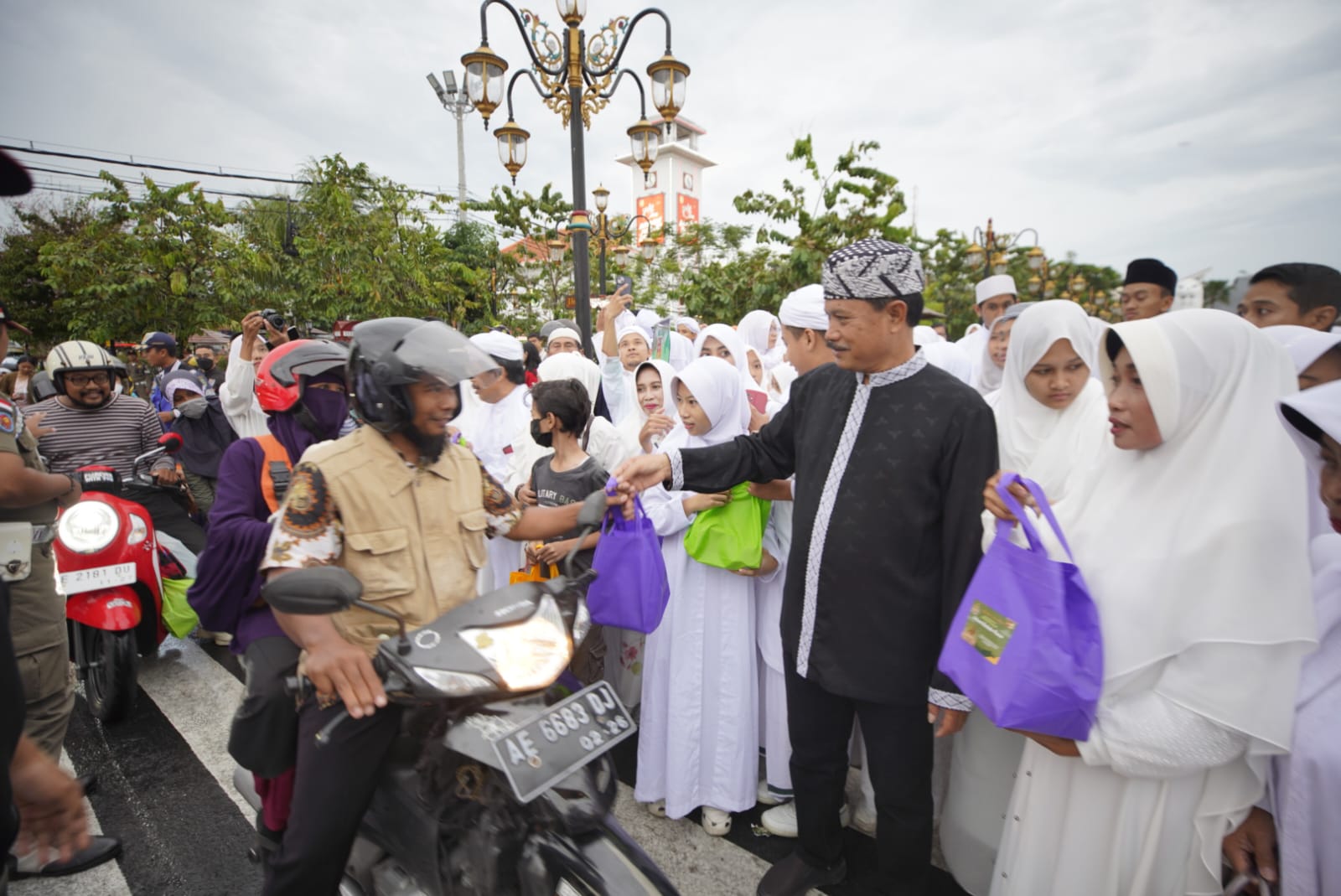 Foto 2 dari 9: Manfaatkan Momen Ramadhan, SMPN 1 Ajak Siswa Berbagi Sesama Bersama Wali Kota