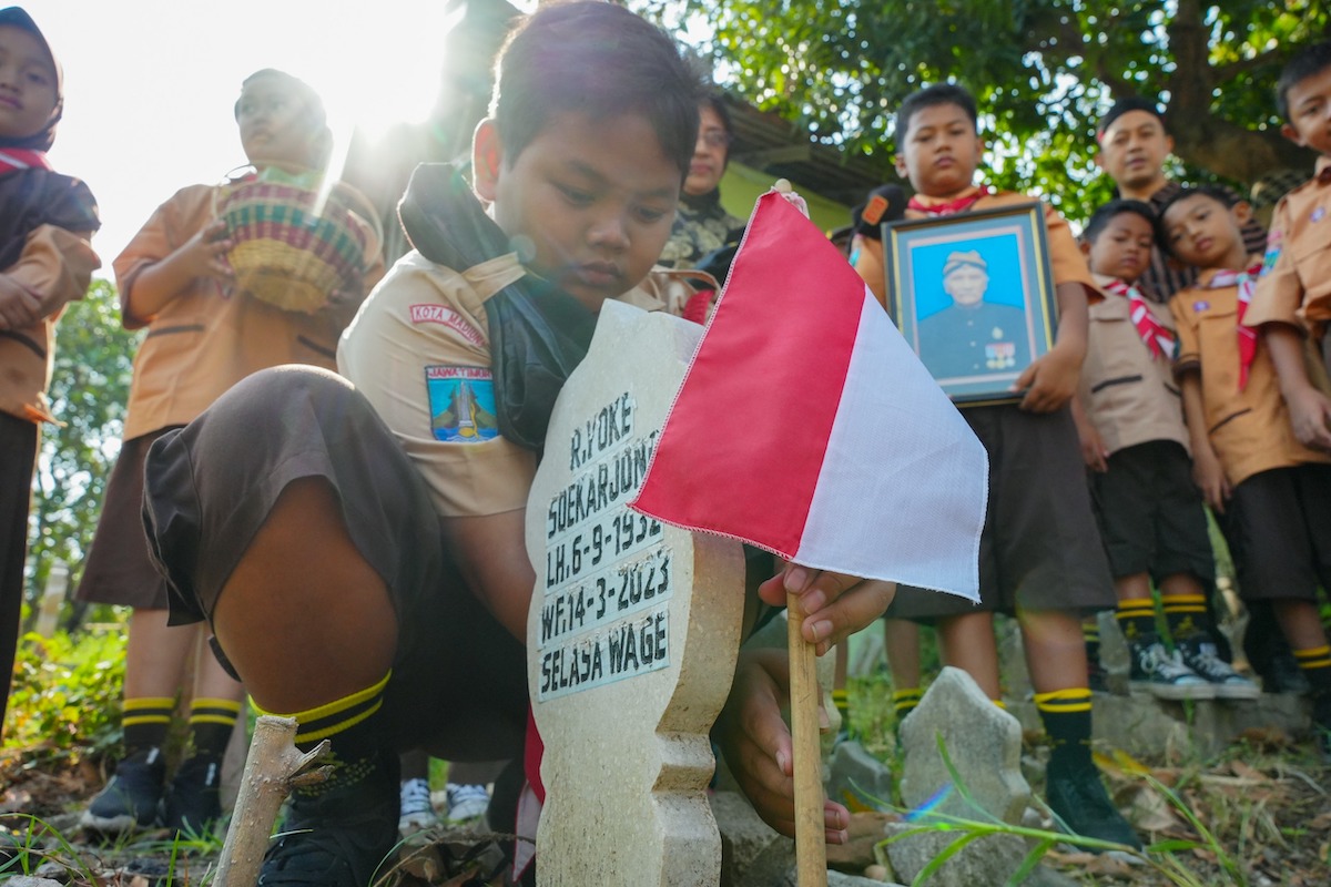 Foto 2 dari 6: Jelang Hari Pahlawan, Siswa SDN 01 Nambangan Lor Ziarah Makam Pejuang Di Pemakaman Umum
