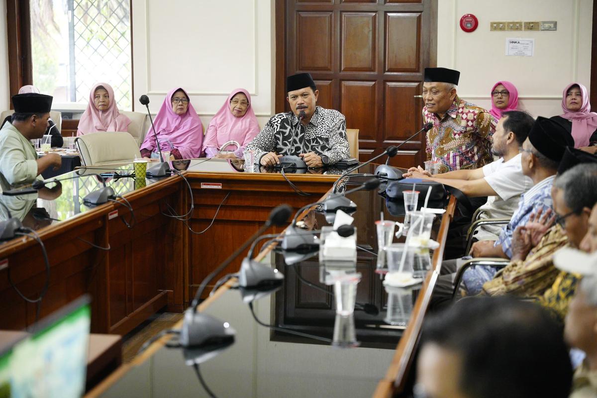 Foto utama berita: Halal Bihalal Dengan Warga Klegen, Wali Kota Harap Warga Terus Berpartisipasi Dalam Pembangunan