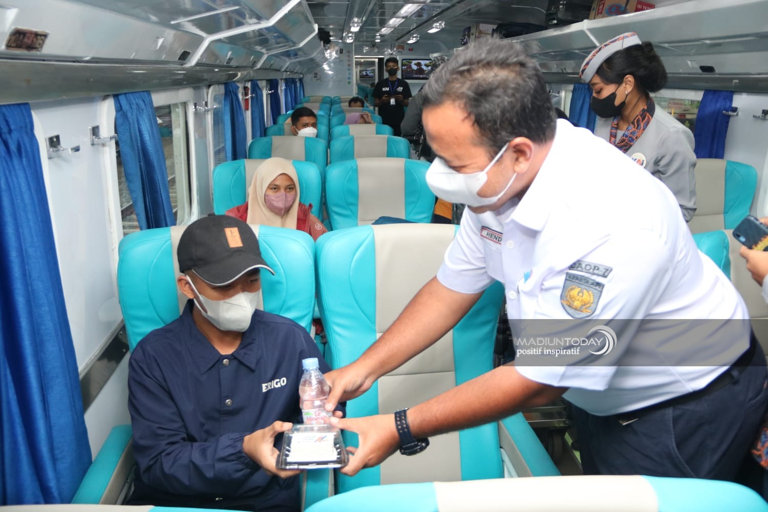 Foto 3 dari 3: Berbagi Kebahagiaan, KAI Sediakan Nasi Pecel Gratis Bagi Pelanggan