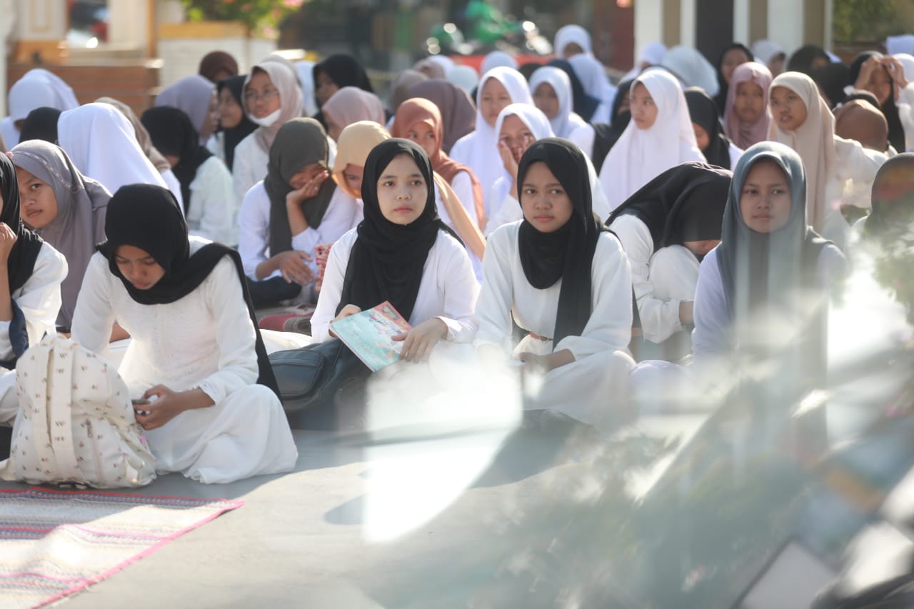 Foto 2 dari 14: Hadiri Peringatan Isra Mi’raj SMPN 7 dan 14 di PRC, Wali Kota Harap Jadi Momentum Mempertebal Keimanan