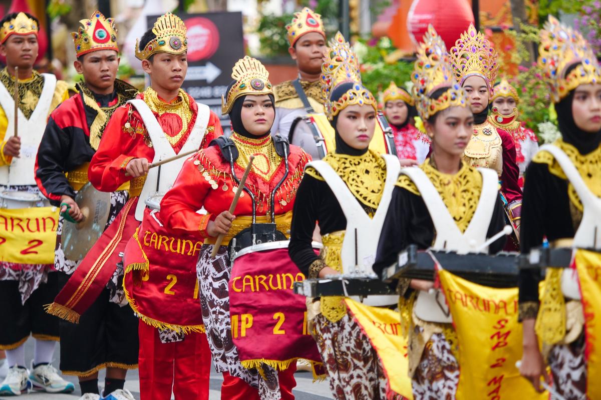 Foto 7 dari 16: Taruna Nada dan Pagaska Ramaikan Pusat Kota di Kala Senja