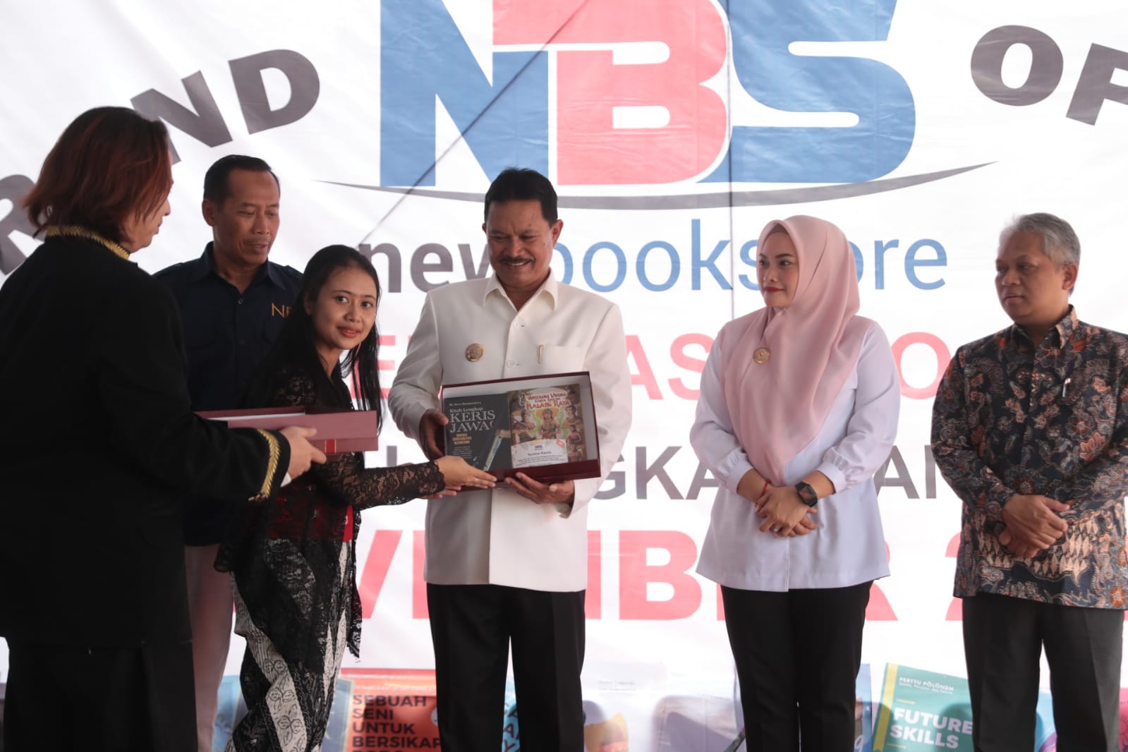 Foto 4 dari 13: New Book Store Hadir di Kota Pendekar, Wali Kota: Ini Semakin Melengkapi Sarana di Kota Madiun