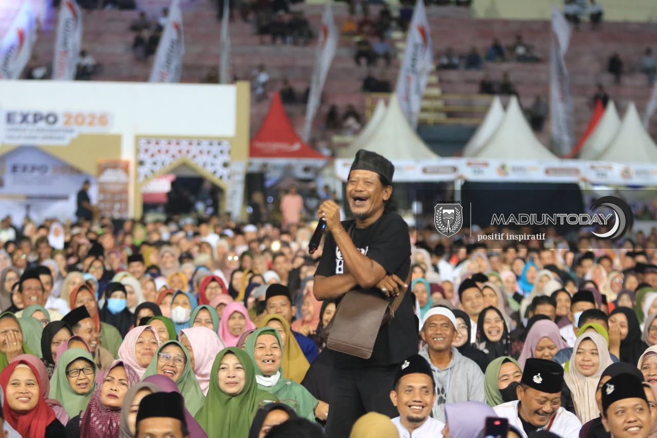 Foto 14 dari 29: Belasan Ribu Jamaah Larut dalam Pengajian Gus Iqdam, Pesan Amanah Menggema di Stadion Wilis
