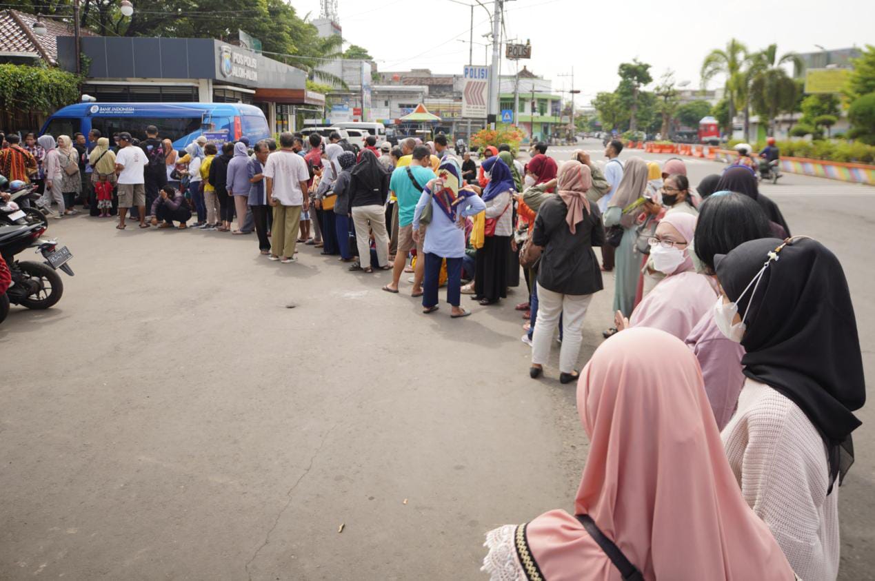 Foto 9 dari 9: Animo Tinggi, Warga Padati Mobil Kas Keliling BI Di Alun-alun Kota Madiun