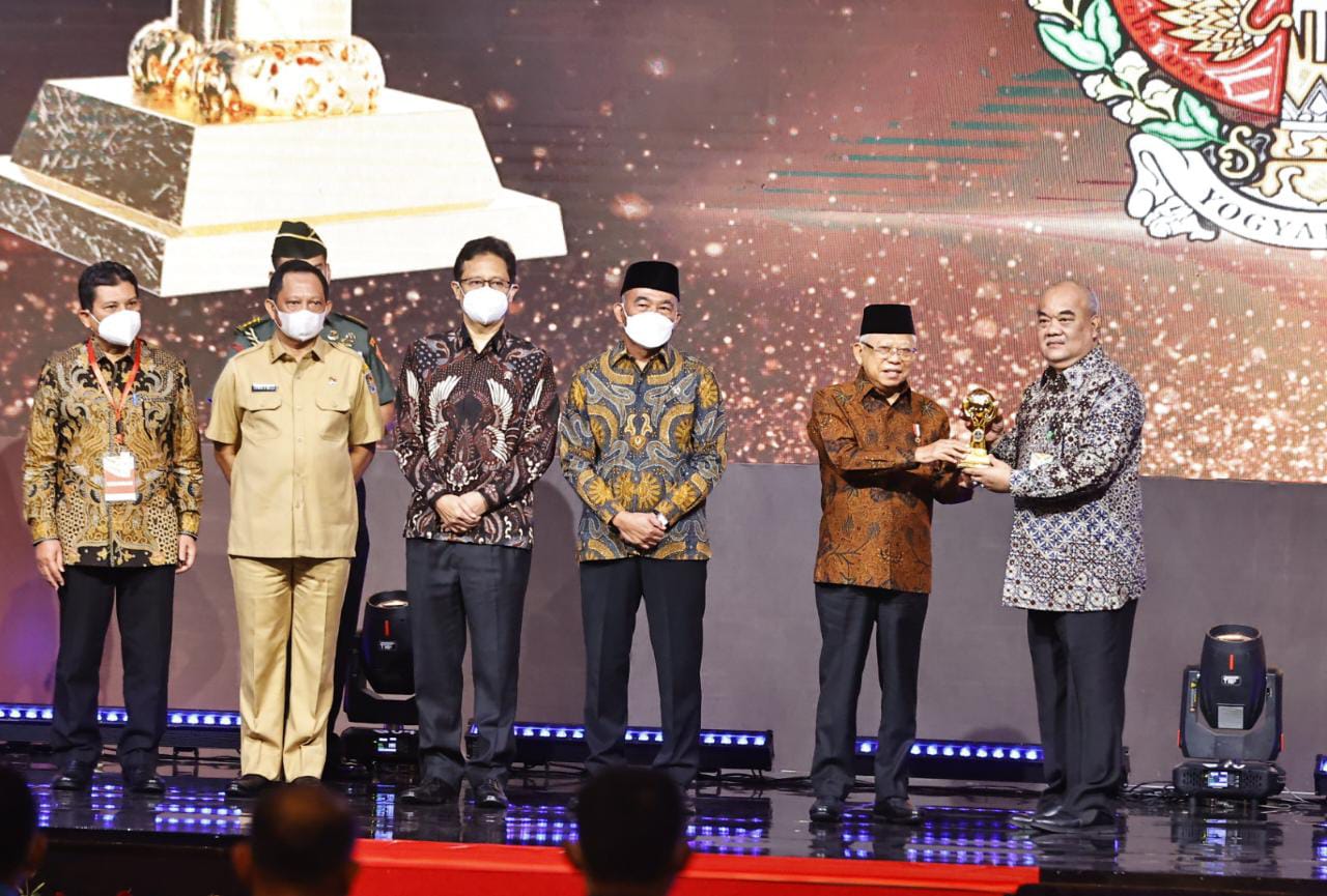 Foto 4 dari 8: Beri Jaminan Kesehatan Masyarakat Secara Menyeluruh, Pemkot Raih Penghargaan UHC dari Pusat