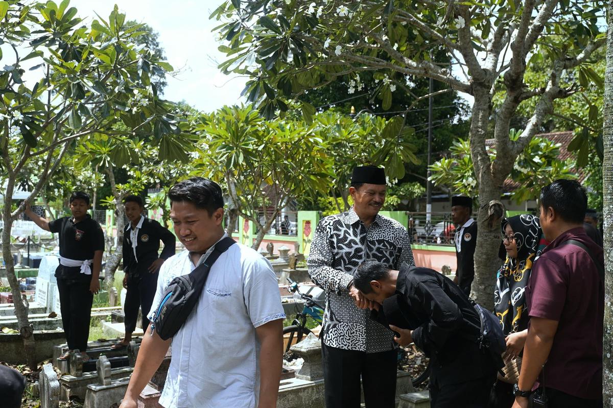 Foto 9 dari 9: Guru Besar Persaudaraan Rasa Tunggal Berpulang, Wali Kota Turut Mengantarkan Sampai Peristirahatan Terakhir