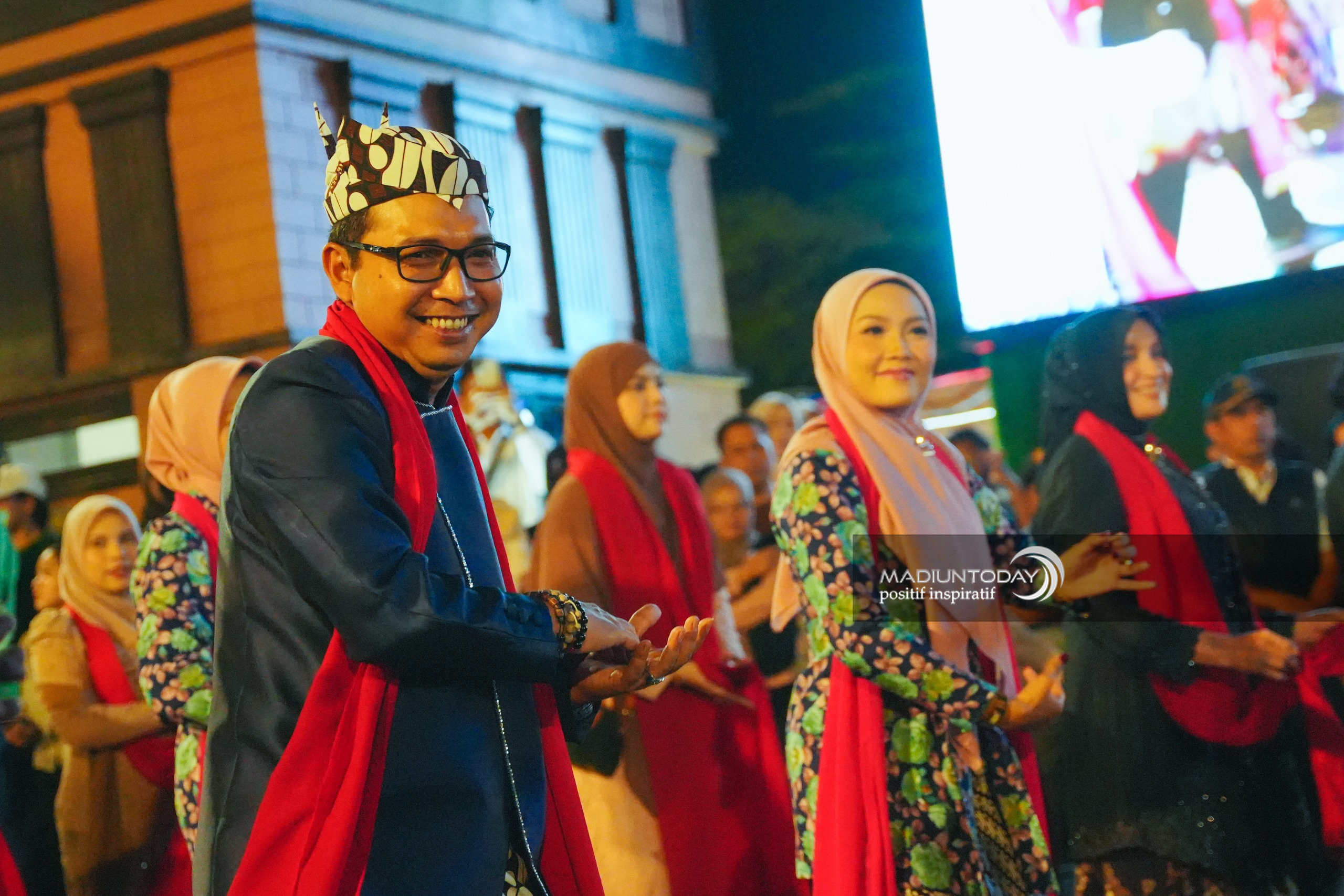 Foto 7 dari 29: 5.000 Peserta Madiun Menari Ukir Sejarah Kota, Sekaligus Jadi Bukti Cinta Masyarakat Untuk Daerahnya