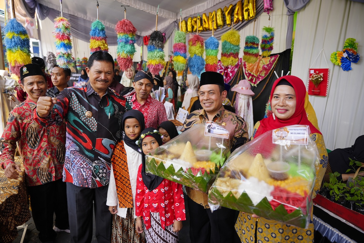 Foto 8 dari 8: Hadiri Gelar Karya P5 MI Islamiyah, Wali Kota Puji Pendidikan Akademik Dan Agama Yang Seimbang