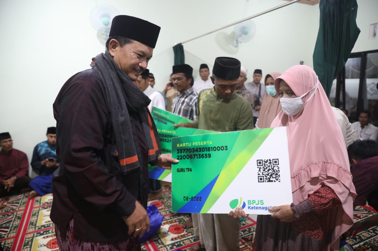 Foto 6 dari 11: Salat Isya di Mushala Al-Ikhlas Ngegong, Wali Kota Sampaikan Program Pembangunan