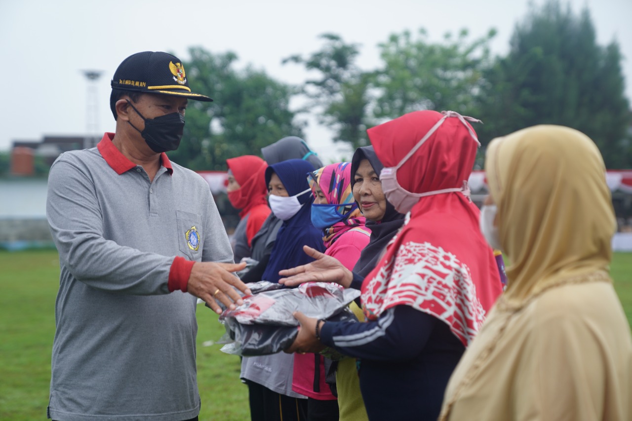 Foto 3 dari 10: Ikuti Senam Lansia di Rejomulyo, Wali Kota: Anggaran untuk Lansia Kita Tambah