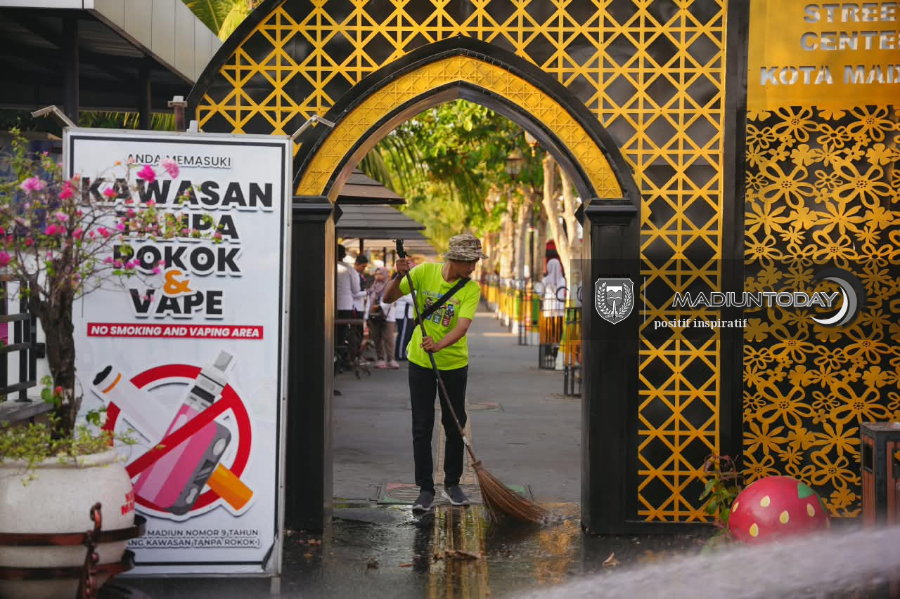 Foto 3 dari 14: Tak Sekadar Imbauan, Plt Wali Kota Turun Langsung Bersihkan Kawasan Pahlawan