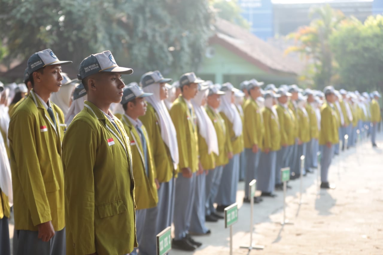 Foto 1 dari 13: Jadi Pembina Apel di SMAN 4 Kota Madiun, Wali Kota Pesan Jaga Diri dan Disiplin dalam Belajar