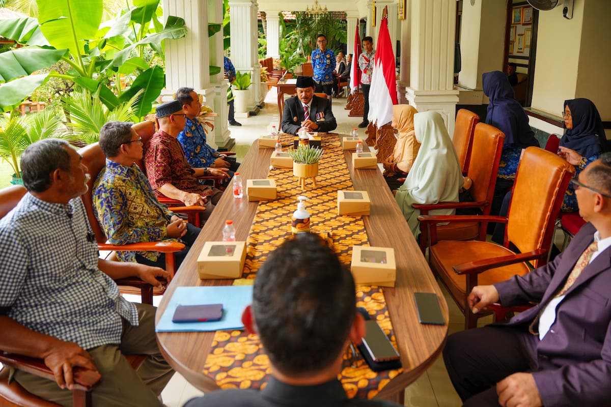 Foto 3 dari 9: Terima Wakaf Tanah Makam Keluarga Tri Rejeki, Wali Kota Sampaikan Terima Kasih dan Apresiasi