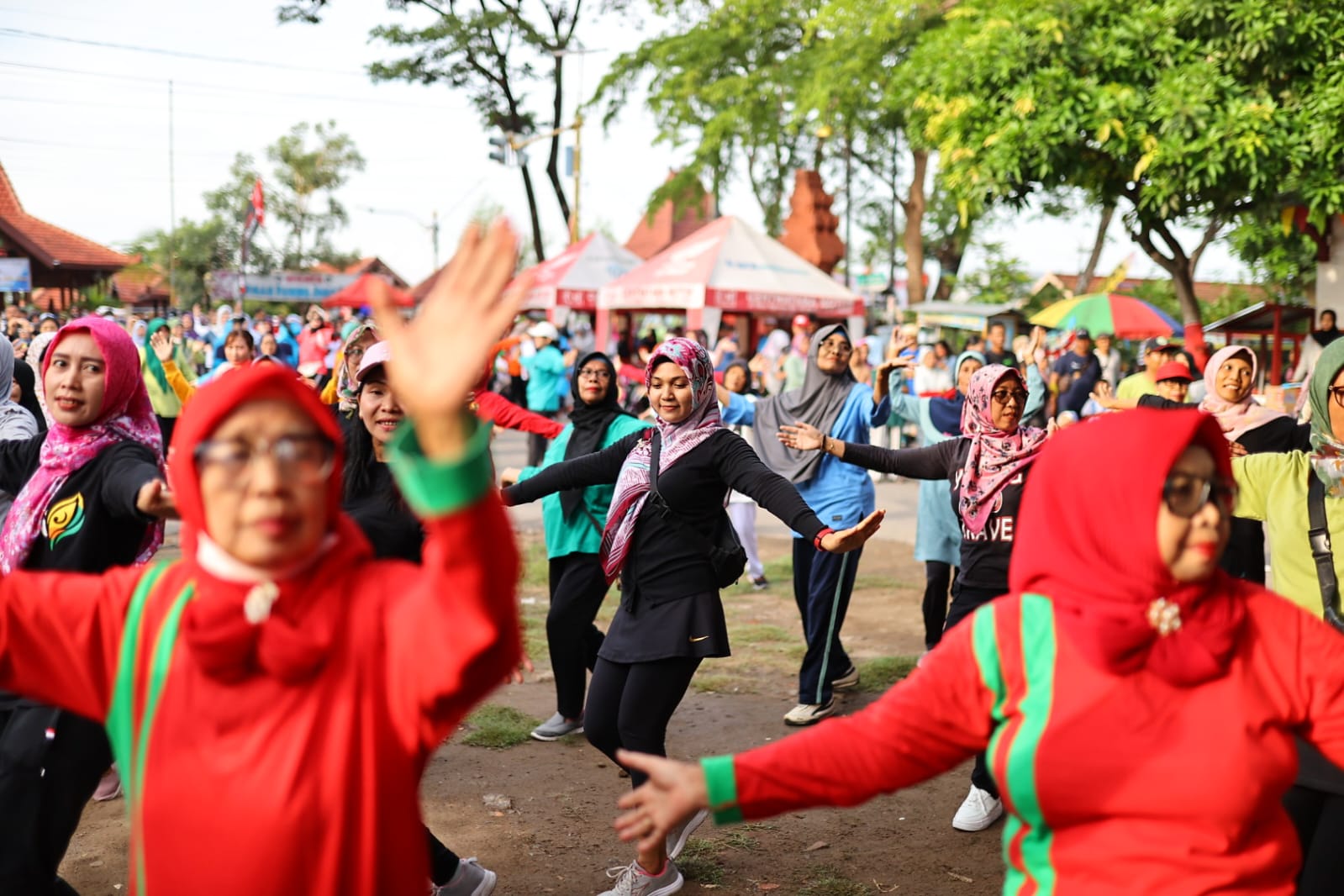 Foto 7 dari 9: Peringati Hari Ibu, Warga Kelurahan Kelun Gelar Jalan Santai Bersama Wali Kota