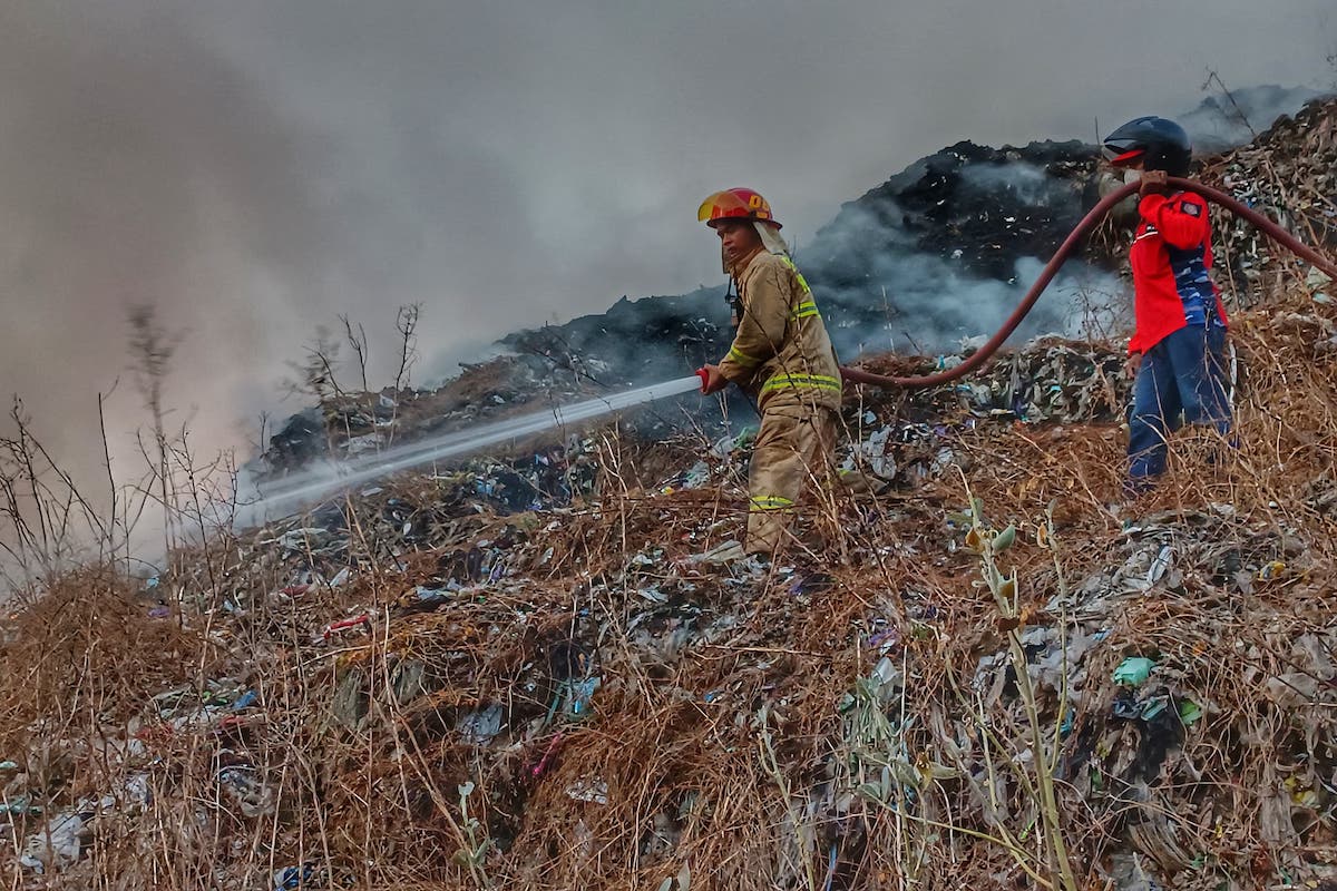 Foto 4 dari 6: Tumpukan Sampah di TPA Winongo Terbakar, Areal Kebakaran Mencapai Sepertiga Zona 6