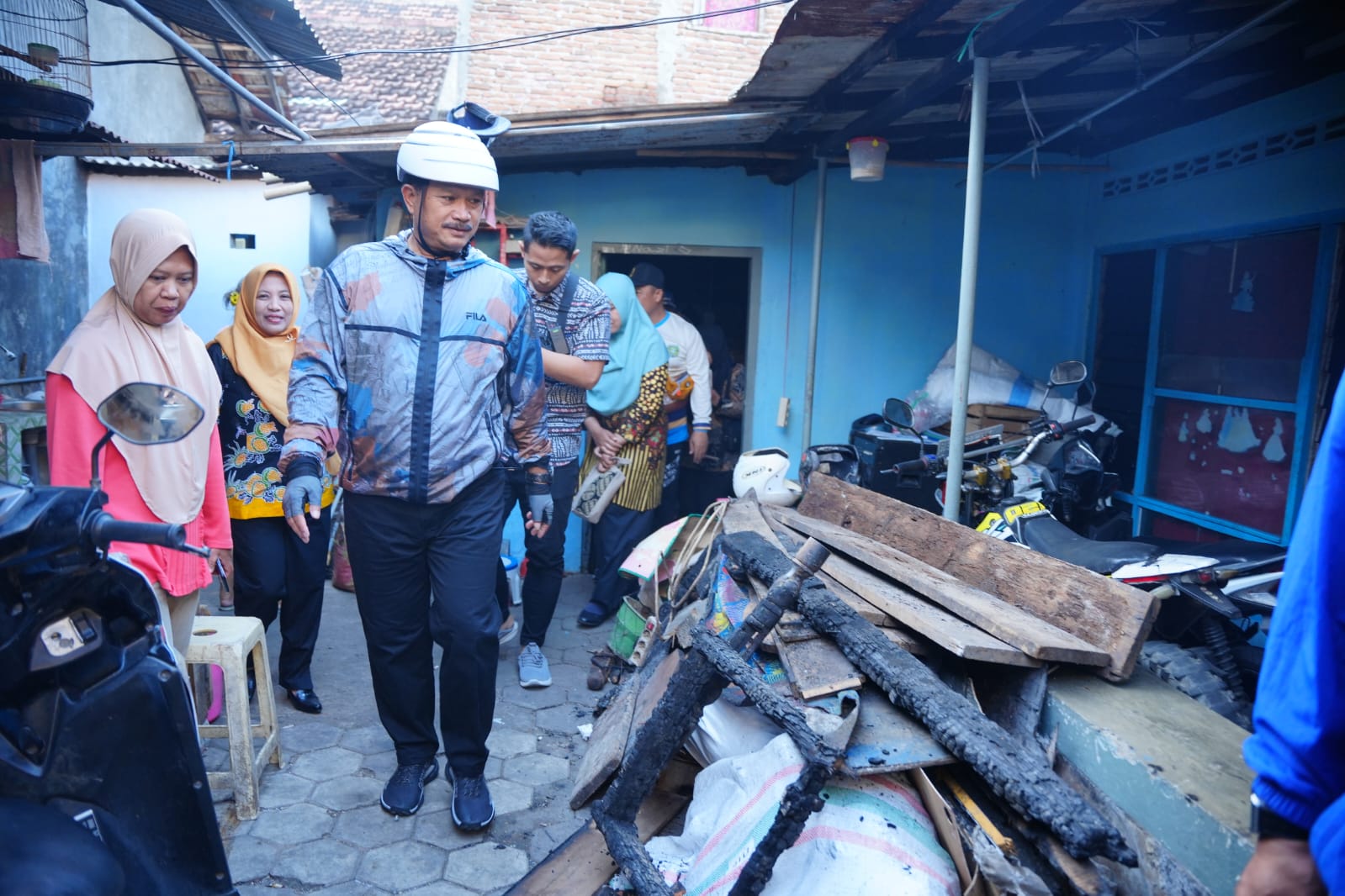 Foto 4 dari 7: Wali Kota Maidi Blusukan Salurkan Bantuan Pangan bagi Keluarga Rawan Stunting