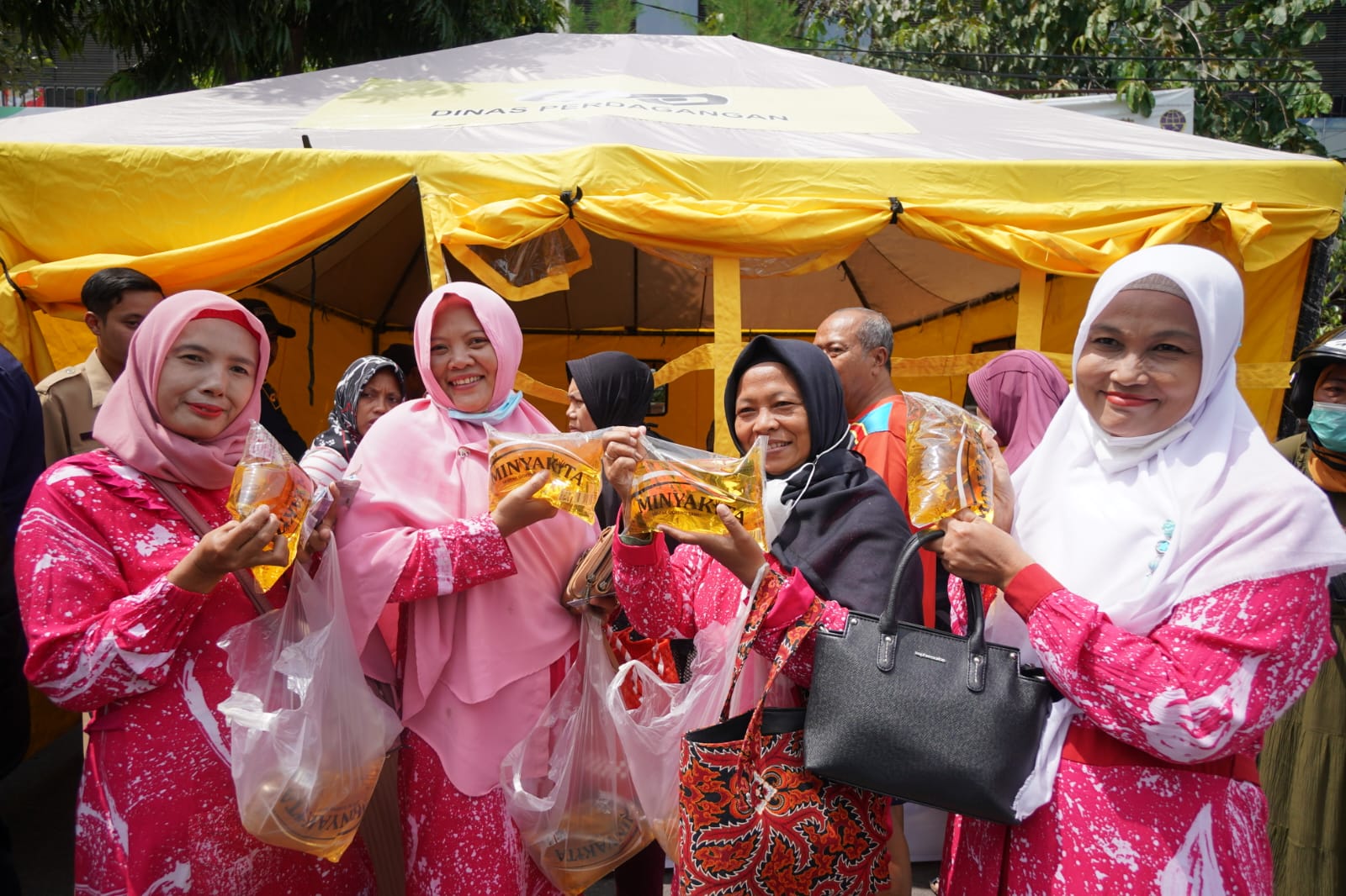 Foto 5 dari 10: Dinas Perdagangan Gandeng PPI Gelar Operasi Minyak Goreng Murah