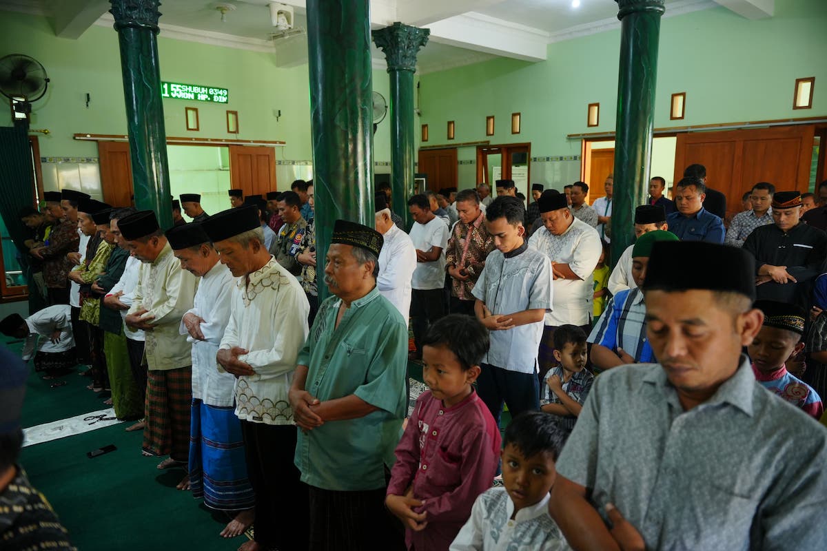 Foto 3 dari 9: Salat Jumat di Masjid Quba Pandean, Wali Kota Bantu Rp 25 Juta untuk Pengadaan Pendingin Ruangan